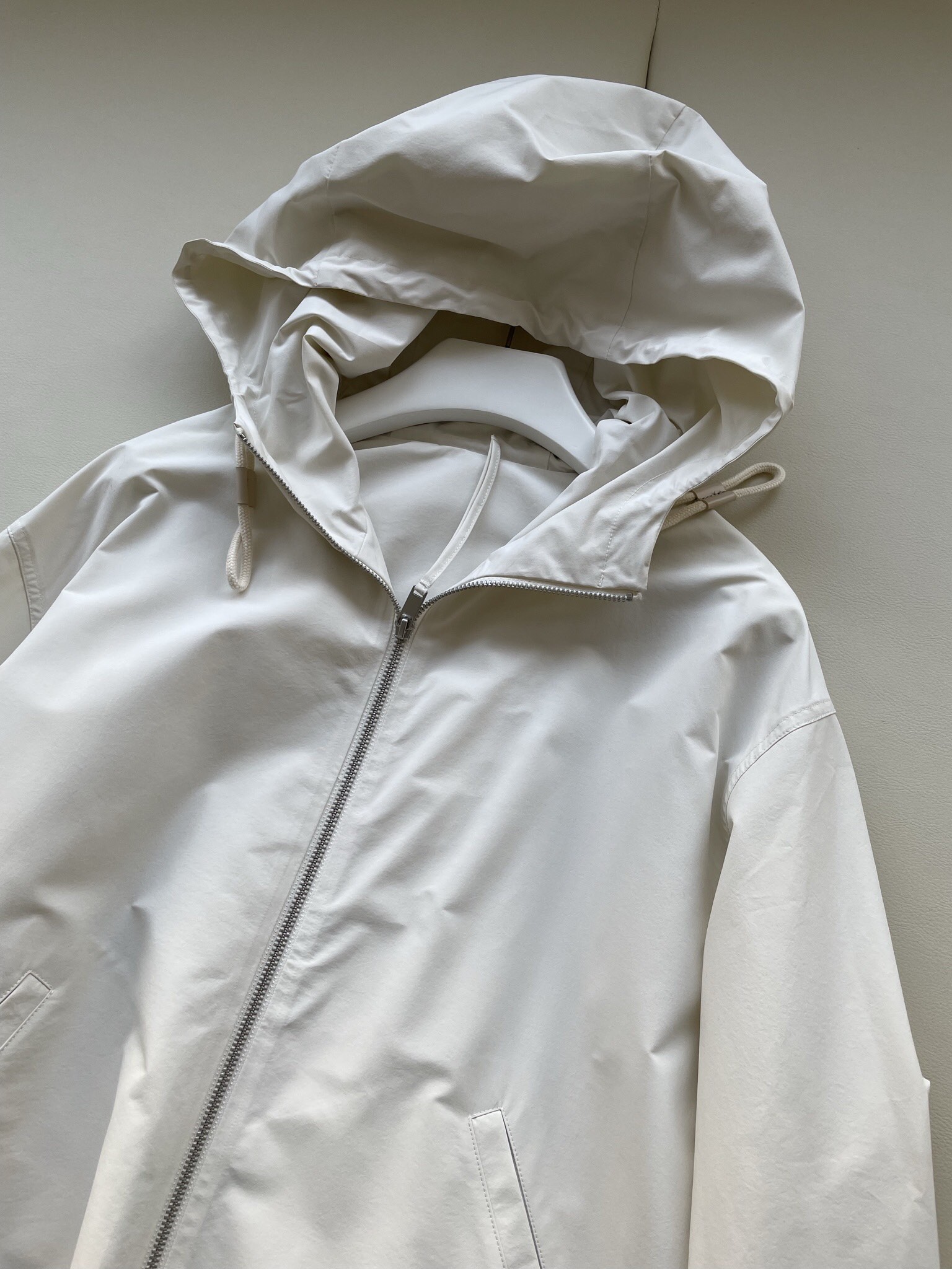 Review: High-Quality Spring Coat in Milk White Polyester Fabric, Versatile and Durable - 图片 2
