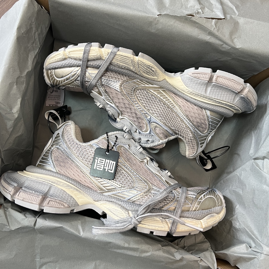 Balenciaga Balenciaga Phantom Sneaker 巴黎世家全新做旧十代粉色潮流跑鞋 在延续 Track Trainer 户外轮廓和复杂鞋面结构的同时