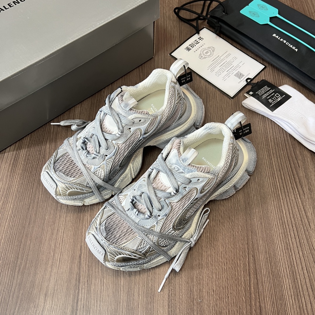 Balenciaga Balenciaga Phantom Sneaker 巴黎世家全新做旧十代粉色潮流跑鞋 在延续 Track Trainer 户外轮廓和复杂鞋面结构的同时
