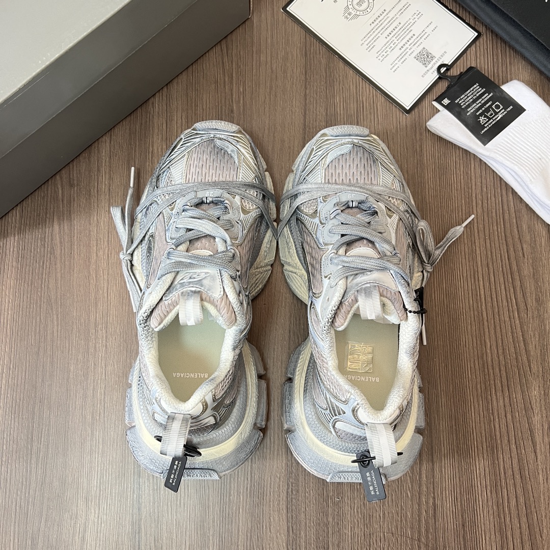 Balenciaga Balenciaga Phantom Sneaker 巴黎世家全新做旧十代粉色潮流跑鞋 在延续 Track Trainer 户外轮廓和复杂鞋面结构的同时