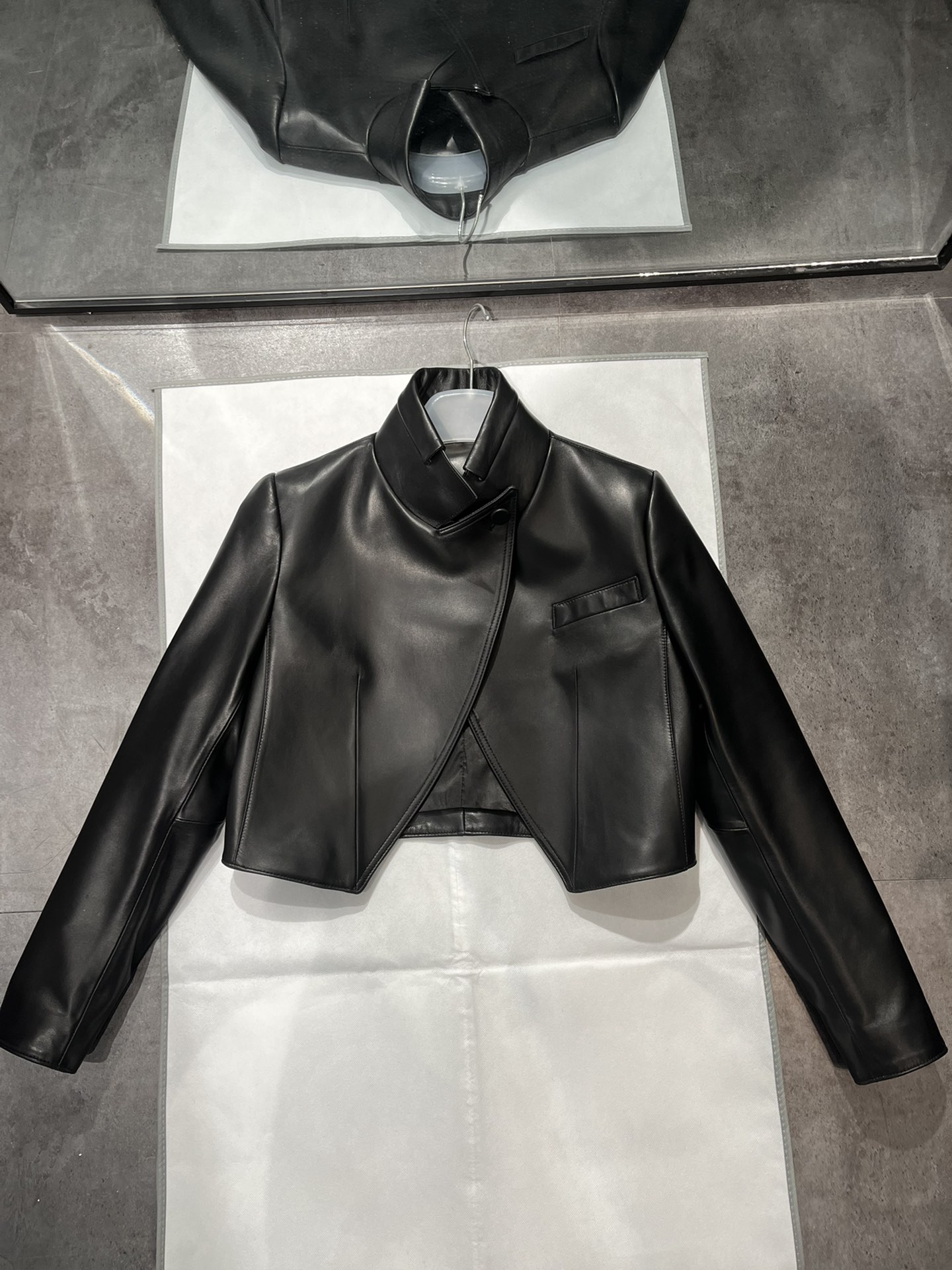 NO:721913,Complementary black real shot, Fendi short sheepskin with stand collar, size S- Xxl, super nice-looking upper body, Fendi-clothing, fendi, sheepskin,19860909补黑色实拍,芬迪立领短款羊皮, 尺寸S- Xxl,上身超级好看,芬迪-服装,fendi,sheepskin,,Women's clothing