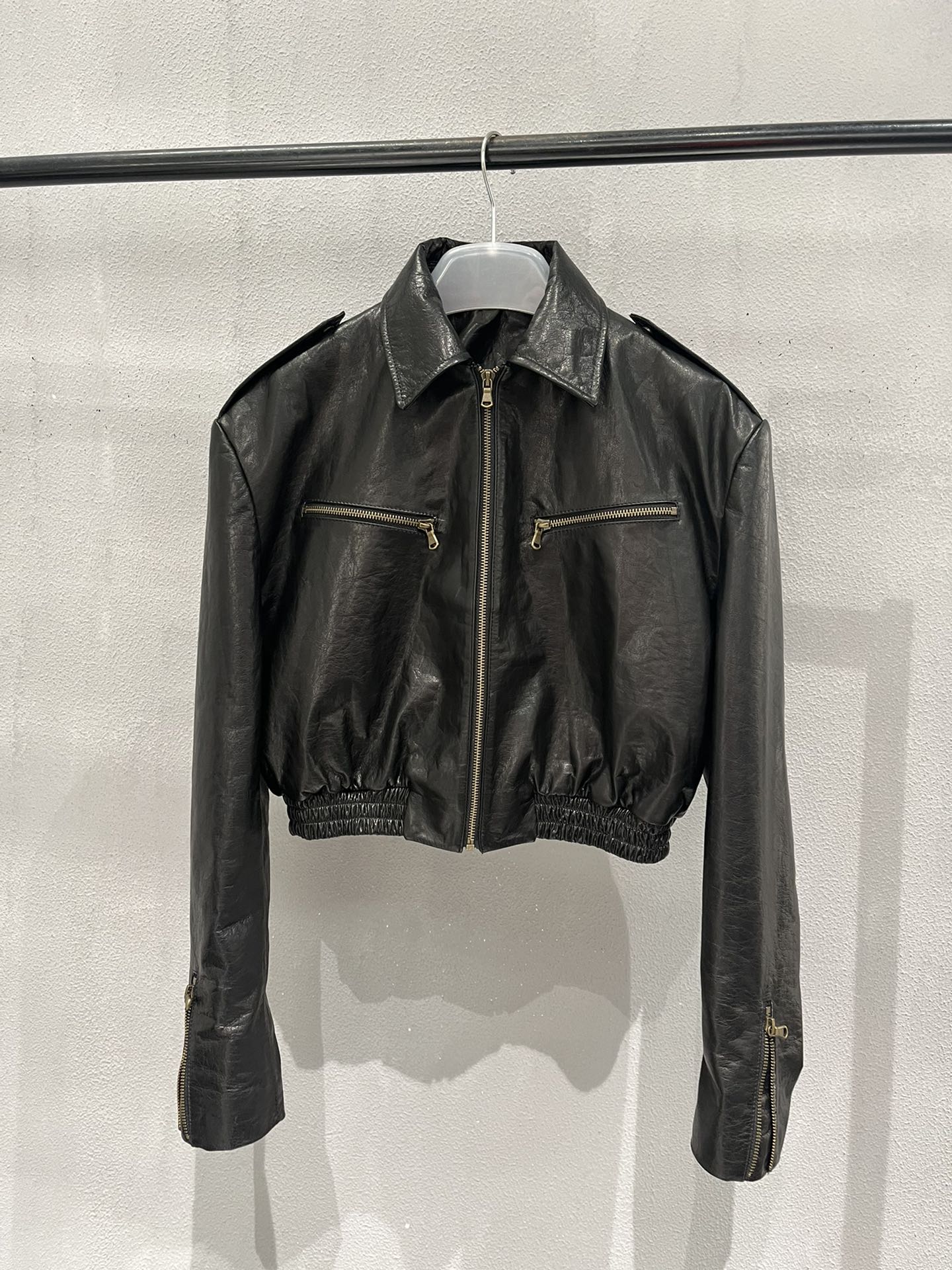 NO:721749,, running volume. Short and super long sleeve design, very slimming and long legs, made of cowhide, with a glossy texture, crisp and stylish version, very formal and high-end., Balmain-clothing, balmain, cowhide,19860909,跑量款.短款超长袖子设计,非常显身材显腿长,牛皮制作,自带光泽感纹理感,挺括有型版型很正很显高档.,巴尔曼-服装,balmain,cowhide,,Women's clothing