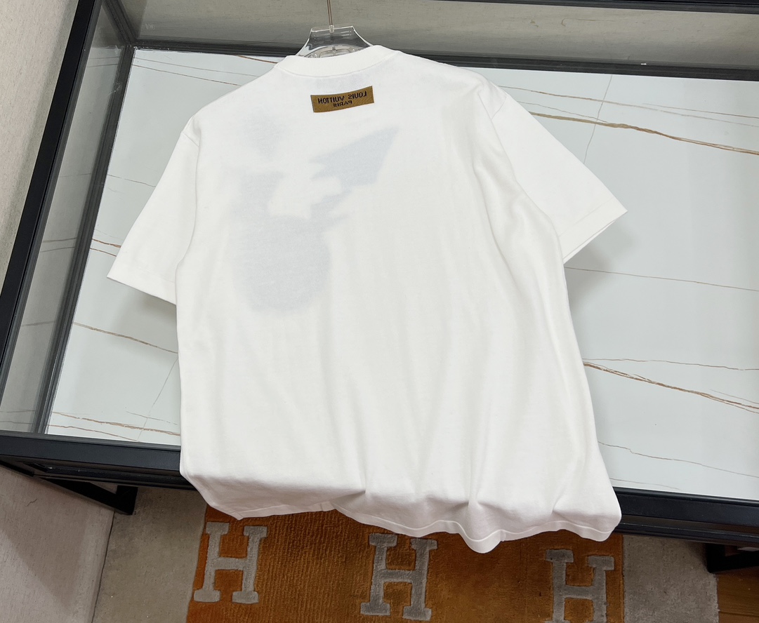 P140 23SS大元素纸飞机针织提花早春新款提花短袖;全棉宽松圆领短袖最新有致系列简约大气的设计气质感爆棚,时尚百搭早春必备单品
客供顶级100%纯棉面料,60支双股高捻丝光棉3纱成股,进口12针挂毛机耗时230分钟前后片挂毛而成,加柔洗水工艺,触感软糯滑腻亲肤感极佳并且拥有一定的自重感与良好的垂坠感!衣身后纸飞机提花图案装饰,采用顶级提花工艺精心打造而成,胸前上醒目而极具辨识度的徽标点缀,更是完美展现出它的奢华感与不凡地位,随意搭配各种造型都非常的帅气有型,男女潮流休闲单品!
现货发售:奶白色XS-S-M-L