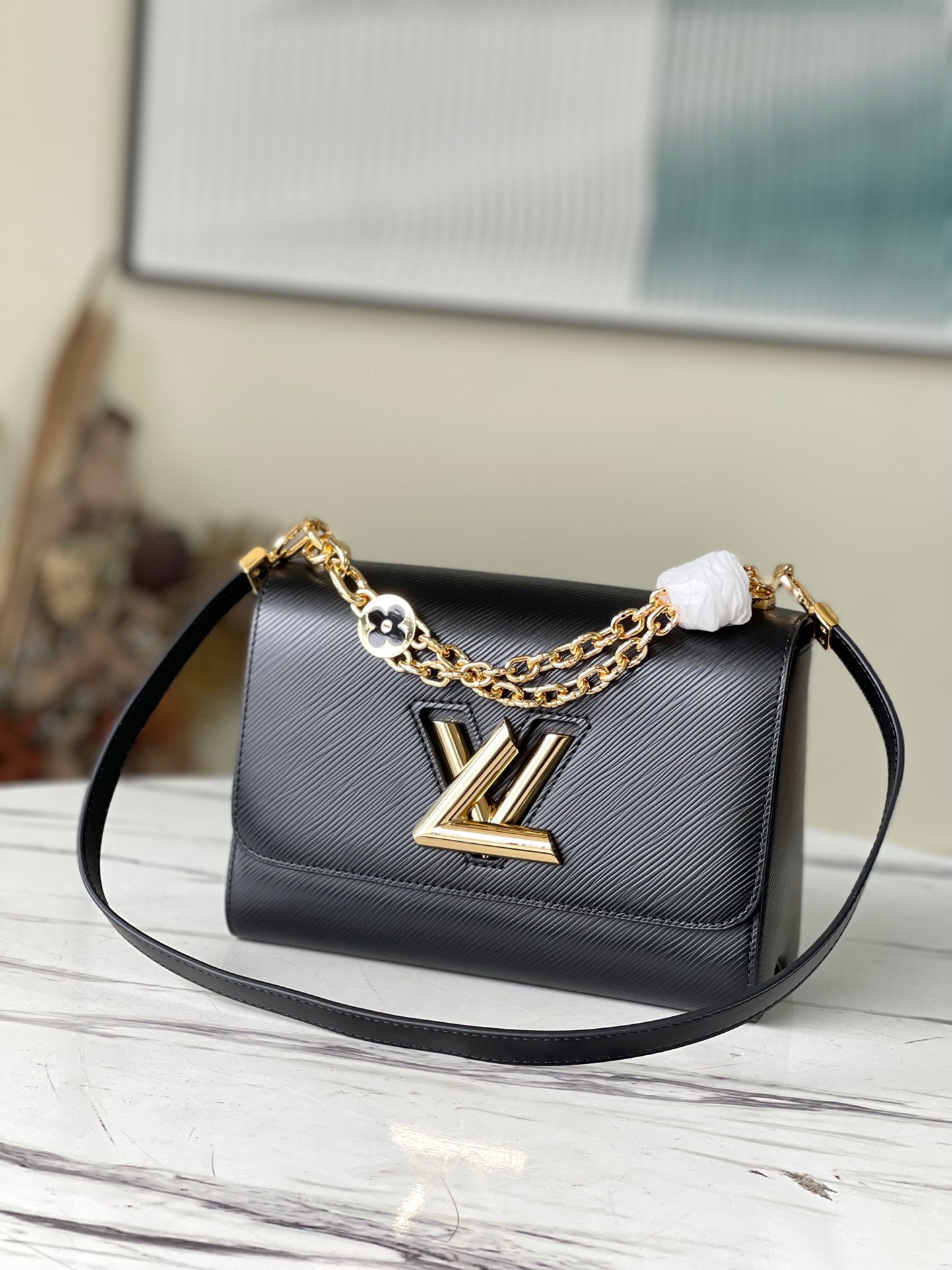 Louis Vuitton  M59402 黑色 本款 Twist 中号手袋为全新双链嵌入手工珐琅 Monogram 花卉，无论作为装饰或拓展背携方式，均可释放柔美气息 Twist 扭锁延续经典元素 尺寸：23 x 17 x 9.5 cm