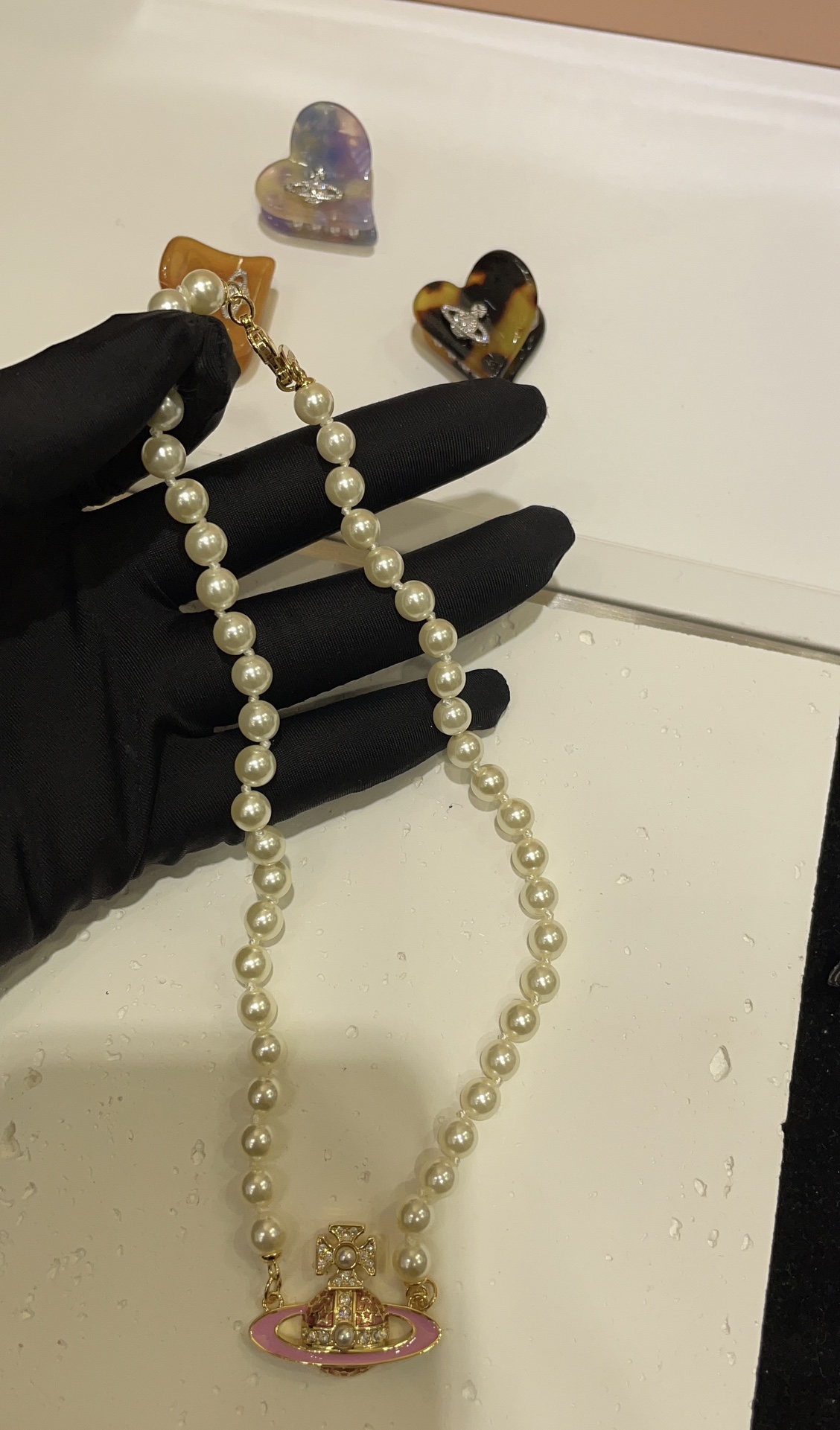 NO:632573,88230 Today’s new product gold model Vivienne Westwood Queen Mother Pink Rhinestone Enamel Saturn Pearl Necklace Pink diamond enamel Saturn looks so much like y2k Who can refuse with a classic pearl chain Purchase yb developed Swarovski diamond Customized pearls Oil dripping technology, necklace, Cartier high-end jewelry1986090988230今日新品金色款 VivienneWestwood西太后粉色水钻珐琅土星珍珠项链 粉钻珐琅土星太有y2k的感觉了 搭配经典珍珠链条谁拒绝得了 购入yb开发 施华洛钻 定制珍珠 滴油工艺,,necklace,卡迪亚高端饰品,Jewelry