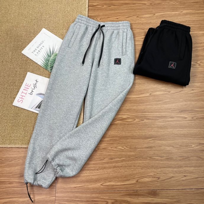 同图不同版，冲🐮货，随意对比 💰155（毛圈款）
定制乔丹织带标机能束脚休闲运动裤简约设计有型有姿态宽松版型剪裁裤脚allroll机能抽绳风格非常显瘦修饰腿型可以宽松可束脚搭配灵活性更强定制乔丹织带标简约利落运动、休闲、上班户外多种场合随意搭配绝对够逼格的一款好裤子全棉毛圈面料贴身柔软、舒适不起球不退色腰部抽绳搭配弹性腰围适应不同身材增加运动时的稳定性
颜色：黑色灰色、
尺码：M－XL
M：裤长100腰围70臀围110
L:裤长102腰围74臀围114
XL:裤长104腰围78臀围118