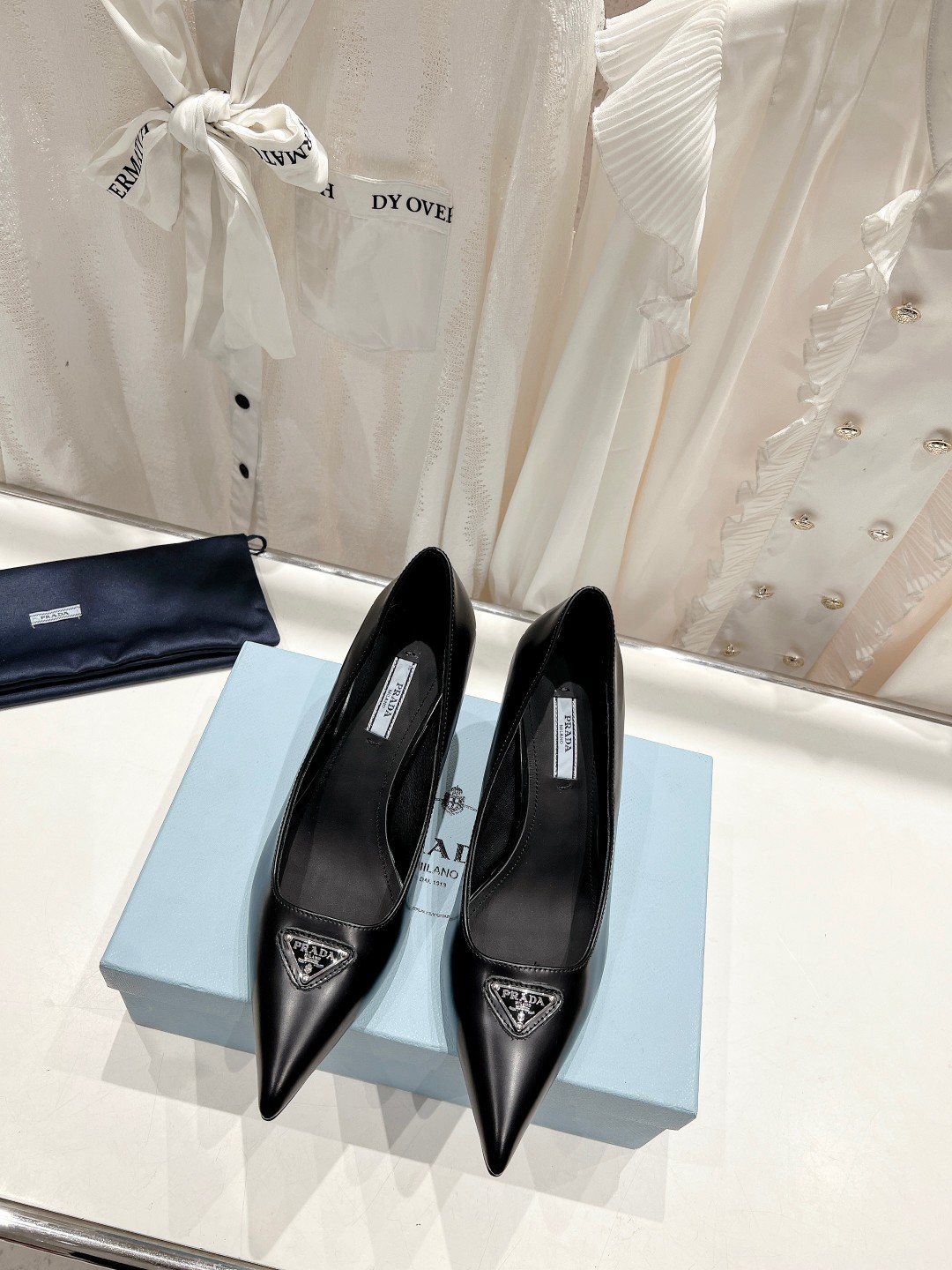 高版本出厂 PRADA*普拉达F025 2026ss春夏新款玛丽珍仙女风尖头高跟鞋单鞋面料材质：顶级开边