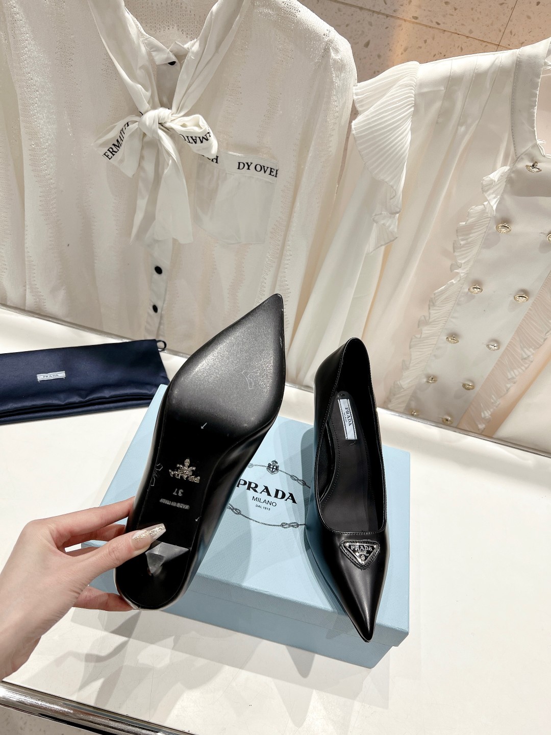 高版本出厂 PRADA*普拉达F025 2026ss春夏新款玛丽珍仙女风尖头高跟鞋单鞋面料材质：顶级开边