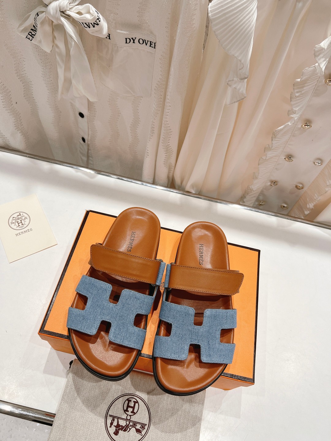 NO:257350,The latest color scheme of the classic style of the Herme*H home spring and summer sandals series. The H-shaped second uncle slippers that have always been very popular are great, and they are all kinds of matching!  !  !  Imported original denim, imported inner mixed-bred sheepskin, outsole, Tpu non-slip wear-resistant, size 34-41 (40 41 custom made, no return or exchange), slippers, hermes, slippers, sheepskin19860909高版本 Herme*H家春夏凉拖系列经典款型最新配色 一直都很火爆的H字二舅拖鞋,随意各种搭配都很棒！！！ 鞋面进口原版牛仔布 内里进口混种羊皮 大底Tpu防滑耐磨大底 码数34-41（40 41订做不退换）,拖鞋,hermes,slippers,sheepskin,Women's Shoes