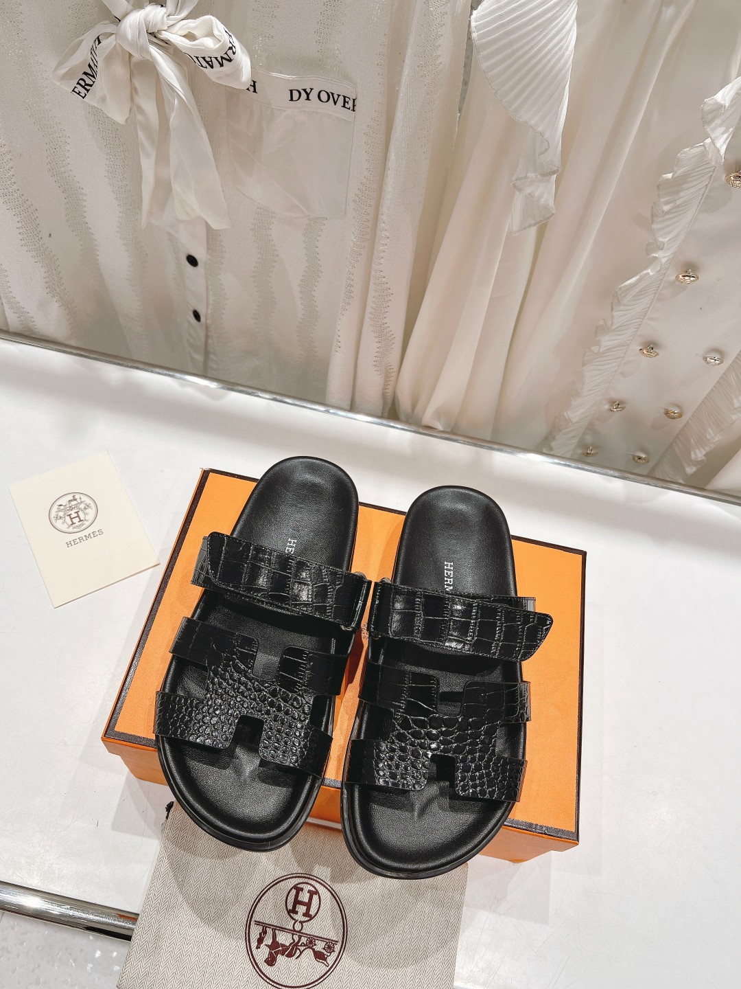 NO:257353,The latest color scheme of the classic style of the Herme*H home spring and summer sandals series. The H-shaped second uncle slippers that have always been very popular are great, and they are all kinds of matching!  !  !  Imported crocodile pattern leather with inner imported mixed-bred sheepskin, outsole Tpu anti-slip wear-resistant outsole, size 34-41 (40 41 custom made without return or exchange), slippers, hermes, slippers, sheepskin19860909高版本 Herme*H家春夏凉拖系列经典款型最新配色 一直都很火爆的H字二舅拖鞋,随意各种搭配都很棒！！！ 鞋面进口鳄鱼纹皮 内里进口混种羊皮 大底Tpu防滑耐磨大底 码数34-41（40 41订做不退换）,拖鞋,hermes,slippers,sheepskin,Women's Shoes