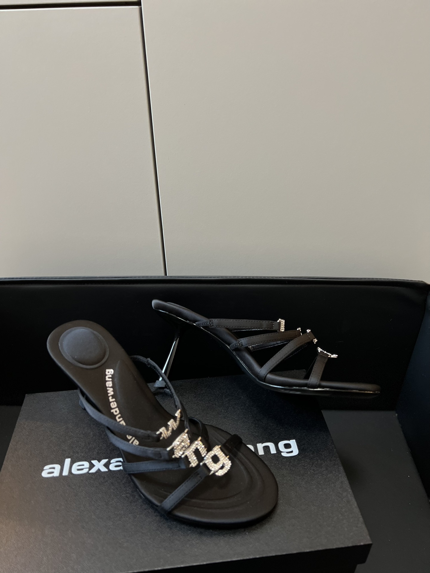 Alexanderwang亚历山大王新款高跟拖鞋永远爱大王的高跟鞋简约百搭又好看！钻链的设计真的太绝了设