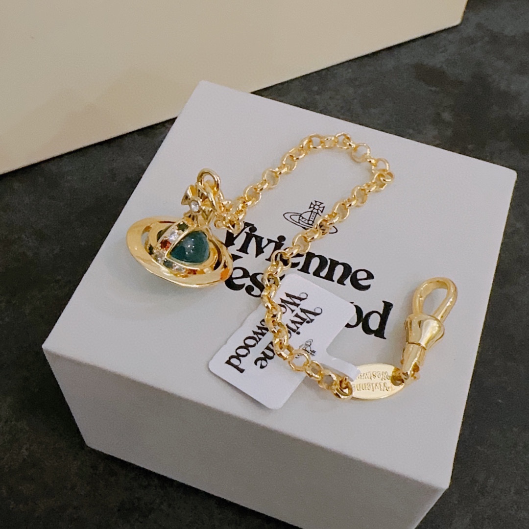 P80     vivienne westwood西太后手链薇薇安土星手链！英国时装设计师，时装的朋克之母！时尚潮流风格，品质强大，超美的设计！简约大气刺绣Logo‼精致💎这个款不用担心不好看，因为经典的元素洋气的新设计！赠礼的完美之选，充分展现个性风范。品质非常整个首饰给人大牌气场的同时又非常精致，让整个人的层次提升好几个level💟绝对值得入手‼️🌟