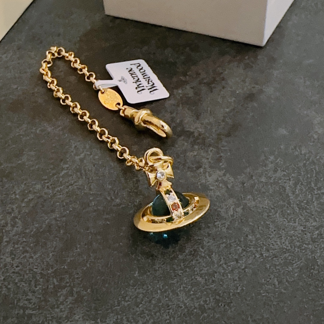 P80     vivienne westwood西太后手链薇薇安土星手链！英国时装设计师，时装的朋克之母！时尚潮流风格，品质强大，超美的设计！简约大气刺绣Logo‼精致💎这个款不用担心不好看，因为经典的元素洋气的新设计！赠礼的完美之选，充分展现个性风范。品质非常整个首饰给人大牌气场的同时又非常精致，让整个人的层次提升好几个level💟绝对值得入手‼️🌟