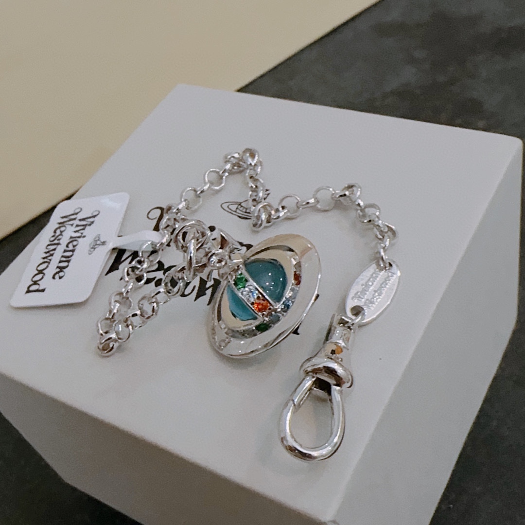 P80     vivienne westwood西太后手链薇薇安土星手链！英国时装设计师，时装的朋克之母！时尚潮流风格，品质强大，超美的设计！简约大气刺绣Logo‼精致💎这个款不用担心不好看，因为经典的元素洋气的新设计！赠礼的完美之选，充分展现个性风范。品质非常整个首饰给人大牌气场的同时又非常精致，让整个人的层次提升好几个level💟绝对值得入手‼️🌟