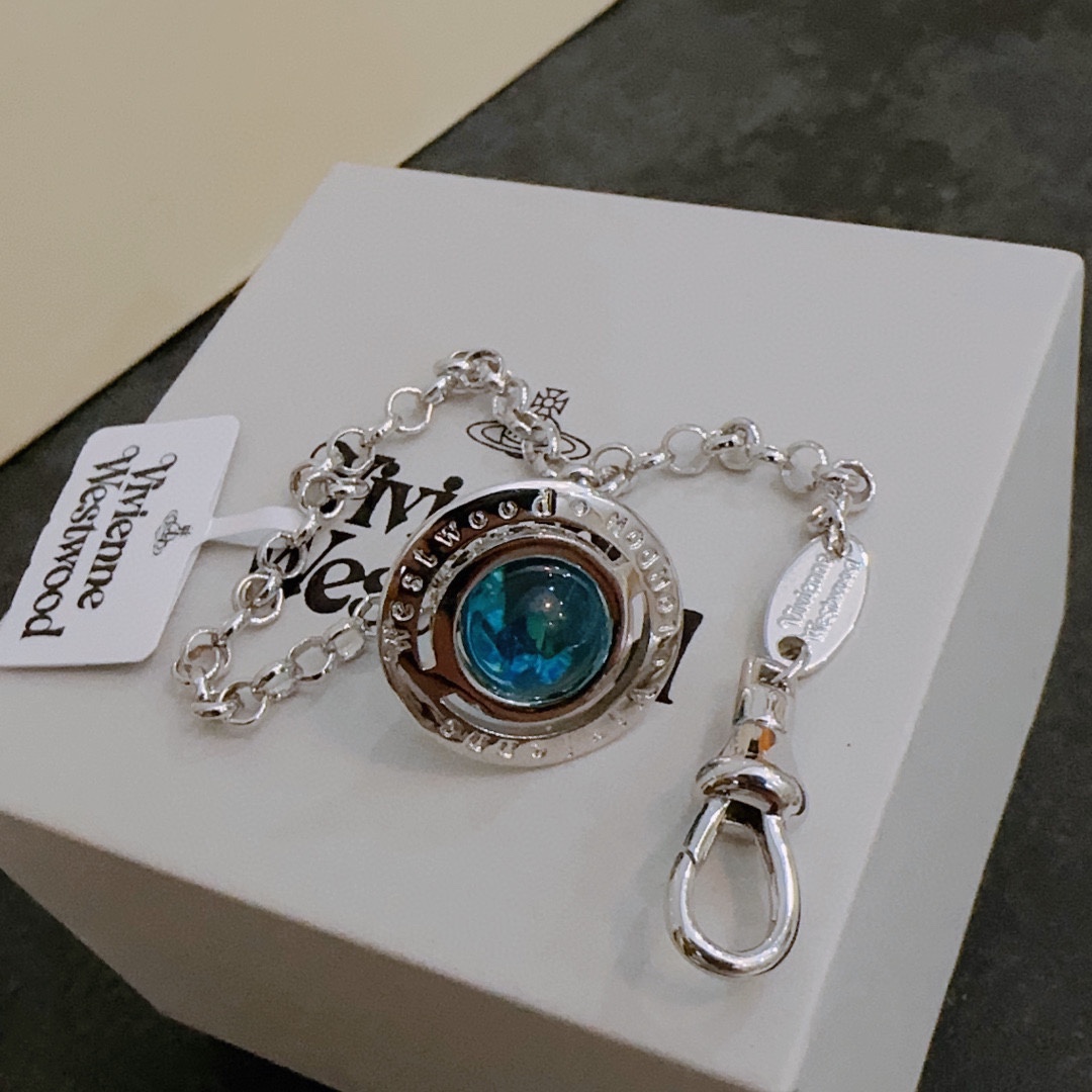 P80     vivienne westwood西太后手链薇薇安土星手链！英国时装设计师，时装的朋克之母！时尚潮流风格，品质强大，超美的设计！简约大气刺绣Logo‼精致💎这个款不用担心不好看，因为经典的元素洋气的新设计！赠礼的完美之选，充分展现个性风范。品质非常整个首饰给人大牌气场的同时又非常精致，让整个人的层次提升好几个level💟绝对值得入手‼️🌟