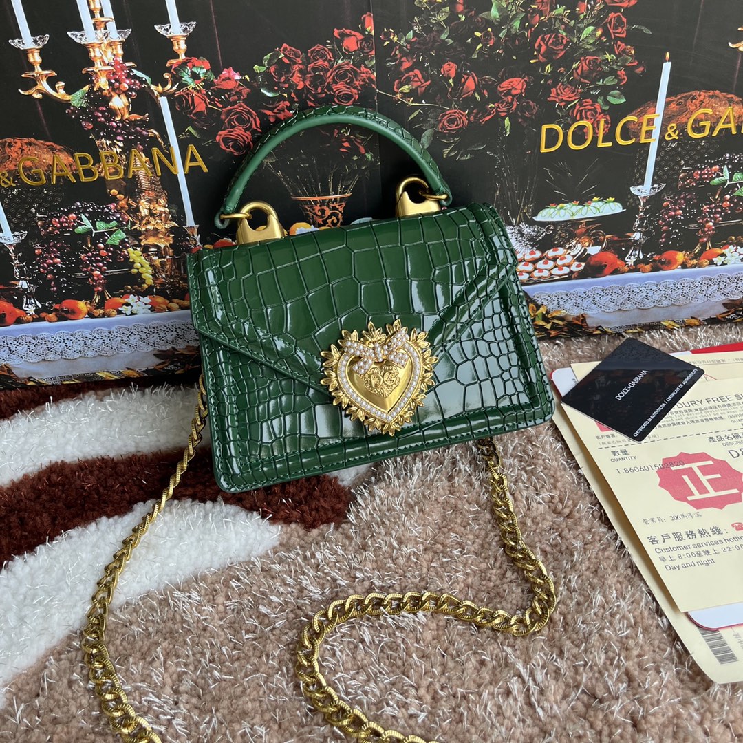[Dolce & Gabbana] Chain hand-held crossbody bag🌈Model number: 6613 crocodile pattern Top quality original order ➰Delicately handmade 👏🏻Imported cowhide 👍With original hardware 🙅Handmade oil edge on the top of the bag 👍🏻A favorite of many stars Can be worn crossbody Special product for overseas purchasing 👜Style and aura💣New bag type 💋Any combination is fine👒As long as you have a fashionable heart🎉You can keep it clearly anytime and anywhere🍾DG always has unlimited surprises every time it shows. Luxurious size 19X4.5X13cm
