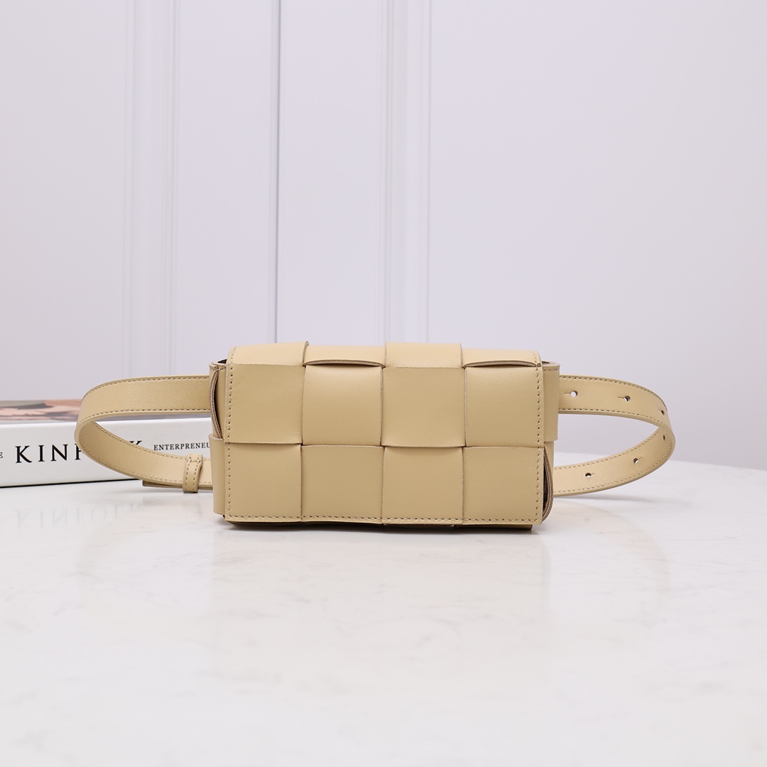 NO:177669,(New color) Checkered waist bag The popular cassette has been released. The lambskin material is very light and has a high-end touch as always. It can be made into clutches, waist bags, crossbody, and shoulders. It is small and exquisite but very easy to use. It is stress-free for iPhone luss, lipstick, and sunglasses!  It continues the square shape of the cassette bag, and does not deform after loading things. It is very good to have a concave shape!  Size 17.5*9.5*5CM,9031# Oats, BV, bottega veneta, sheepskin19860909(新色)方格腰包 大火的cassette出新款啦 小羊皮材质非常轻盈,一如既往的高级触感,可做手包,腰包,斜挎,肩背都可以.小巧精致但是巨好用 装ihone lus无压力,口红 墨镜都装进来吧！延续了cassette包方方正正的形状,装东西后不变形 非常好凹造型！ 尺寸17.5*9.5*5CM,9031# 燕麦,BV,bottega veneta,sheepskin,Bag