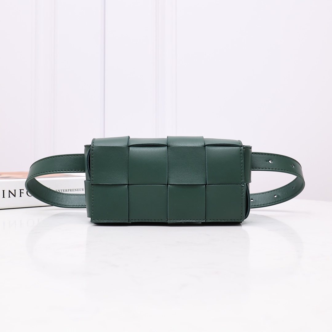 NO:177675,(New color) Checkered waist bag The popular cassette has been released. The lambskin material is very light and has a high-end touch as always. It can be made into clutches, waist bags, crossbody, and shoulders. It is small and exquisite but very easy to use. It is stress-free for iPhone luss, lipstick, and sunglasses!  It continues the square shape of the cassette bag, and does not deform after loading things. It is very good to have a concave shape!  Size 17.5*9.5*5CM,9031# Rain Tree Green, BV, bottega veneta, sheepskin19860909(新色)方格腰包 大火的cassette出新款啦 小羊皮材质非常轻盈,一如既往的高级触感,可做手包,腰包,斜挎,肩背都可以.小巧精致但是巨好用 装ihone lus无压力,口红 墨镜都装进来吧！延续了cassette包方方正正的形状,装东西后不变形 非常好凹造型！ 尺寸17.5*9.5*5CM,9031# 雨树绿,BV,bottega veneta,sheepskin,Bag