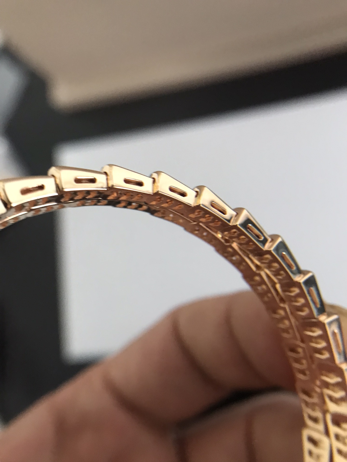 批发价💰260/cnc💰285
二圈半蛇手镯出货[庆祝]期待已久的好版本出货了 没有正品不开模[强][强][强]每一个细节都是同步原版最新细节‼️每一个配件都是纯手工组装‼️不是一体成型 1⃣️每一个小配件都是精工打磨抛光 非常的光亮 非常细腻 ‼️2⃣️钻石都是6A级别 跟真钻一个亮度‼️3⃣️我们做的形状是蛋形‼️‼️不是椭圆形 4⃣️颜色是柜台颜色 没有色差‼️香港电镀厂多次调试的颜色 5⃣️背面和旁边都是镂空设计 打磨和抛光 非常耗时 ‼️人工成本非常高  我们都是由10多年老师傅 抛光打磨 每一道工艺流程都严格把控  每一件珠宝都是他们的作品 佩戴时请小心呵护