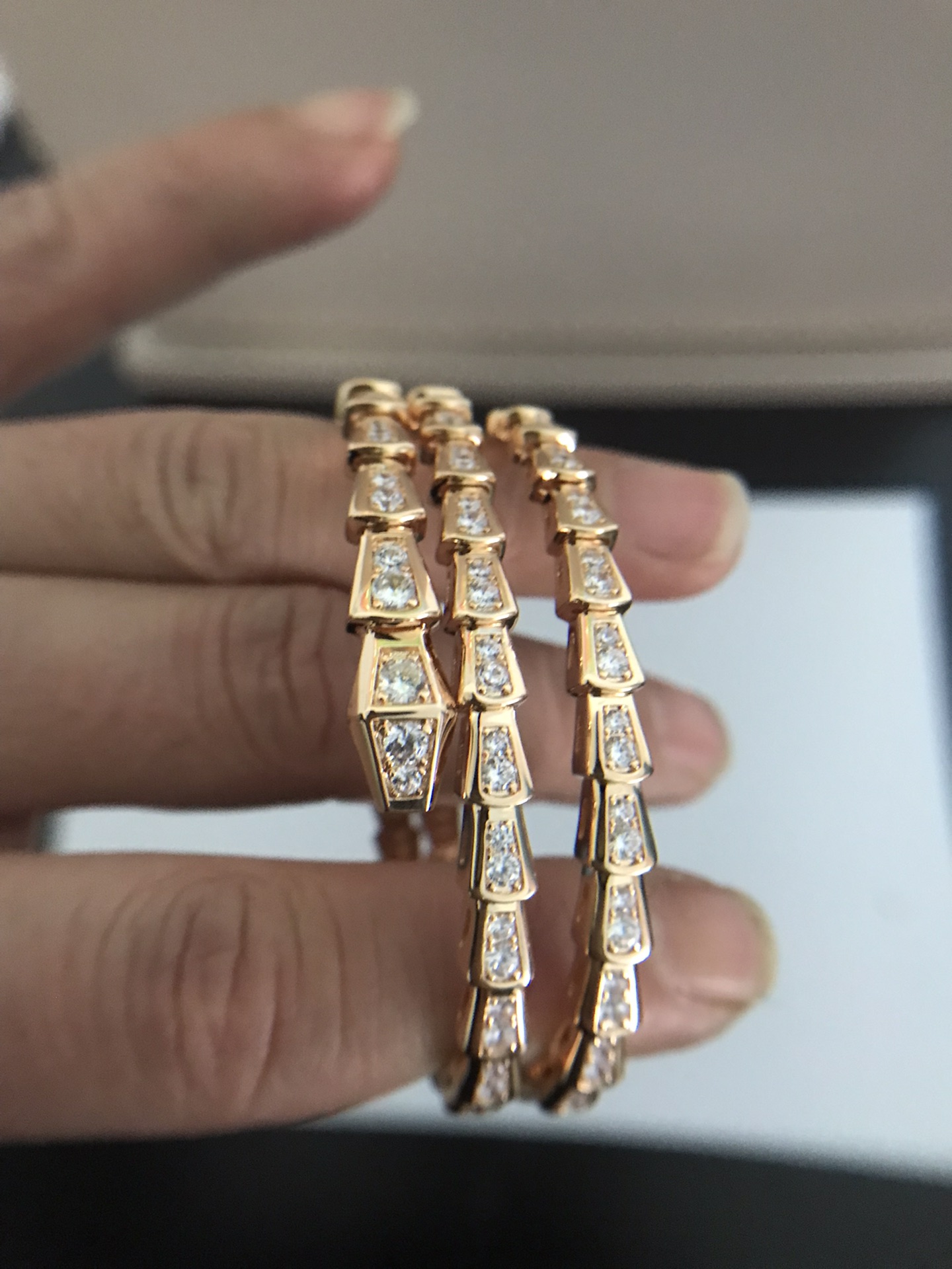 批发价💰260/cnc💰285
二圈半蛇手镯出货[庆祝]期待已久的好版本出货了 没有正品不开模[强][强][强]每一个细节都是同步原版最新细节‼️每一个配件都是纯手工组装‼️不是一体成型 1⃣️每一个小配件都是精工打磨抛光 非常的光亮 非常细腻 ‼️2⃣️钻石都是6A级别 跟真钻一个亮度‼️3⃣️我们做的形状是蛋形‼️‼️不是椭圆形 4⃣️颜色是柜台颜色 没有色差‼️香港电镀厂多次调试的颜色 5⃣️背面和旁边都是镂空设计 打磨和抛光 非常耗时 ‼️人工成本非常高  我们都是由10多年老师傅 抛光打磨 每一道工艺流程都严格把控  每一件珠宝都是他们的作品 佩戴时请小心呵护