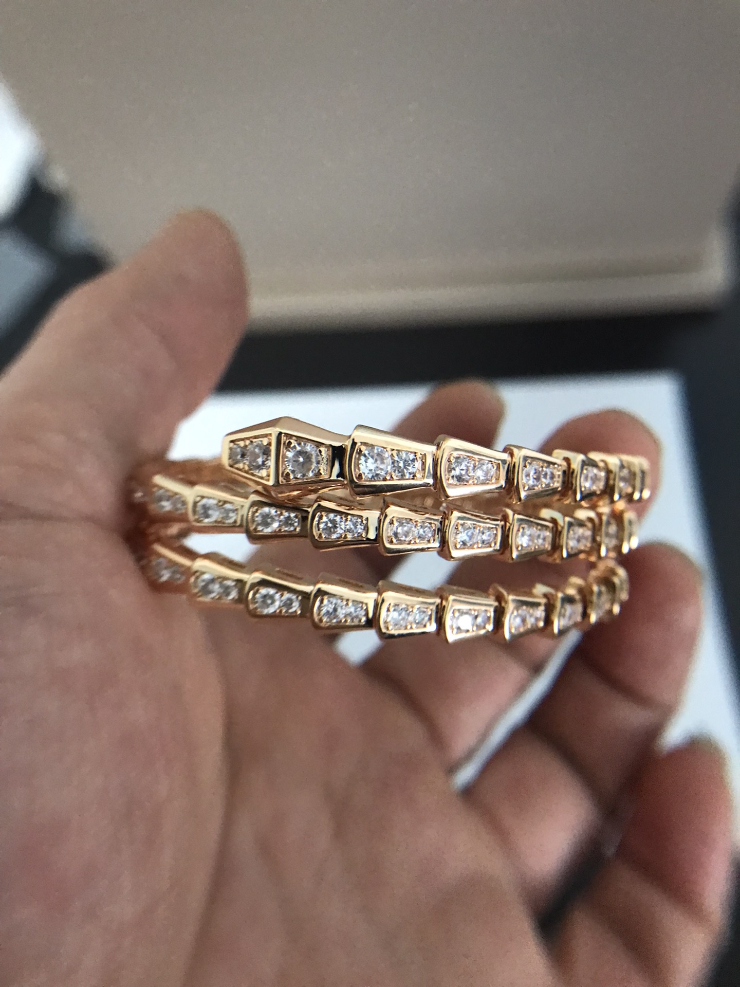 批发价💰260/cnc💰285
二圈半蛇手镯出货[庆祝]期待已久的好版本出货了 没有正品不开模[强][强][强]每一个细节都是同步原版最新细节‼️每一个配件都是纯手工组装‼️不是一体成型 1⃣️每一个小配件都是精工打磨抛光 非常的光亮 非常细腻 ‼️2⃣️钻石都是6A级别 跟真钻一个亮度‼️3⃣️我们做的形状是蛋形‼️‼️不是椭圆形 4⃣️颜色是柜台颜色 没有色差‼️香港电镀厂多次调试的颜色 5⃣️背面和旁边都是镂空设计 打磨和抛光 非常耗时 ‼️人工成本非常高  我们都是由10多年老师傅 抛光打磨 每一道工艺流程都严格把控  每一件珠宝都是他们的作品 佩戴时请小心呵护