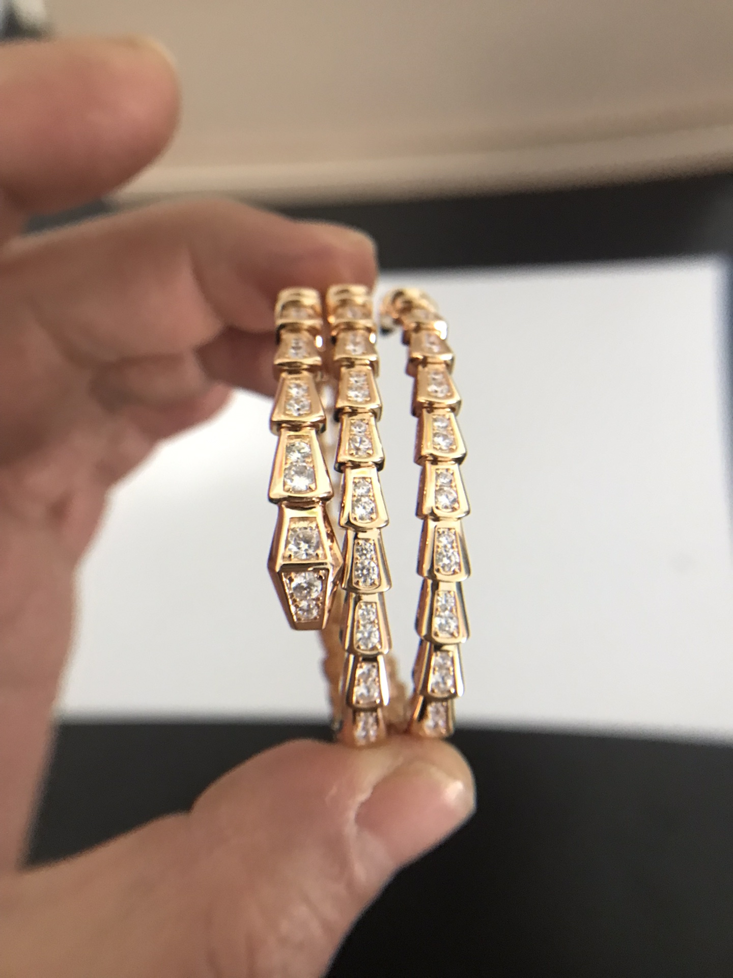 批发价💰260/cnc💰285
二圈半蛇手镯出货[庆祝]期待已久的好版本出货了 没有正品不开模[强][强][强]每一个细节都是同步原版最新细节‼️每一个配件都是纯手工组装‼️不是一体成型 1⃣️每一个小配件都是精工打磨抛光 非常的光亮 非常细腻 ‼️2⃣️钻石都是6A级别 跟真钻一个亮度‼️3⃣️我们做的形状是蛋形‼️‼️不是椭圆形 4⃣️颜色是柜台颜色 没有色差‼️香港电镀厂多次调试的颜色 5⃣️背面和旁边都是镂空设计 打磨和抛光 非常耗时 ‼️人工成本非常高  我们都是由10多年老师傅 抛光打磨 每一道工艺流程都严格把控  每一件珠宝都是他们的作品 佩戴时请小心呵护