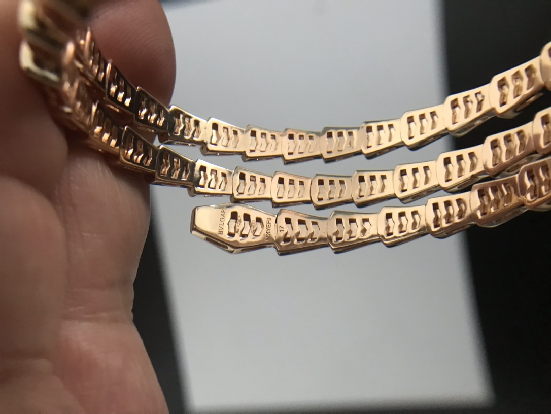 批发价💰260/cnc💰285
二圈半蛇手镯出货[庆祝]期待已久的好版本出货了 没有正品不开模[强][强][强]每一个细节都是同步原版最新细节‼️每一个配件都是纯手工组装‼️不是一体成型 1⃣️每一个小配件都是精工打磨抛光 非常的光亮 非常细腻 ‼️2⃣️钻石都是6A级别 跟真钻一个亮度‼️3⃣️我们做的形状是蛋形‼️‼️不是椭圆形 4⃣️颜色是柜台颜色 没有色差‼️香港电镀厂多次调试的颜色 5⃣️背面和旁边都是镂空设计 打磨和抛光 非常耗时 ‼️人工成本非常高  我们都是由10多年老师傅 抛光打磨 每一道工艺流程都严格把控  每一件珠宝都是他们的作品 佩戴时请小心呵护