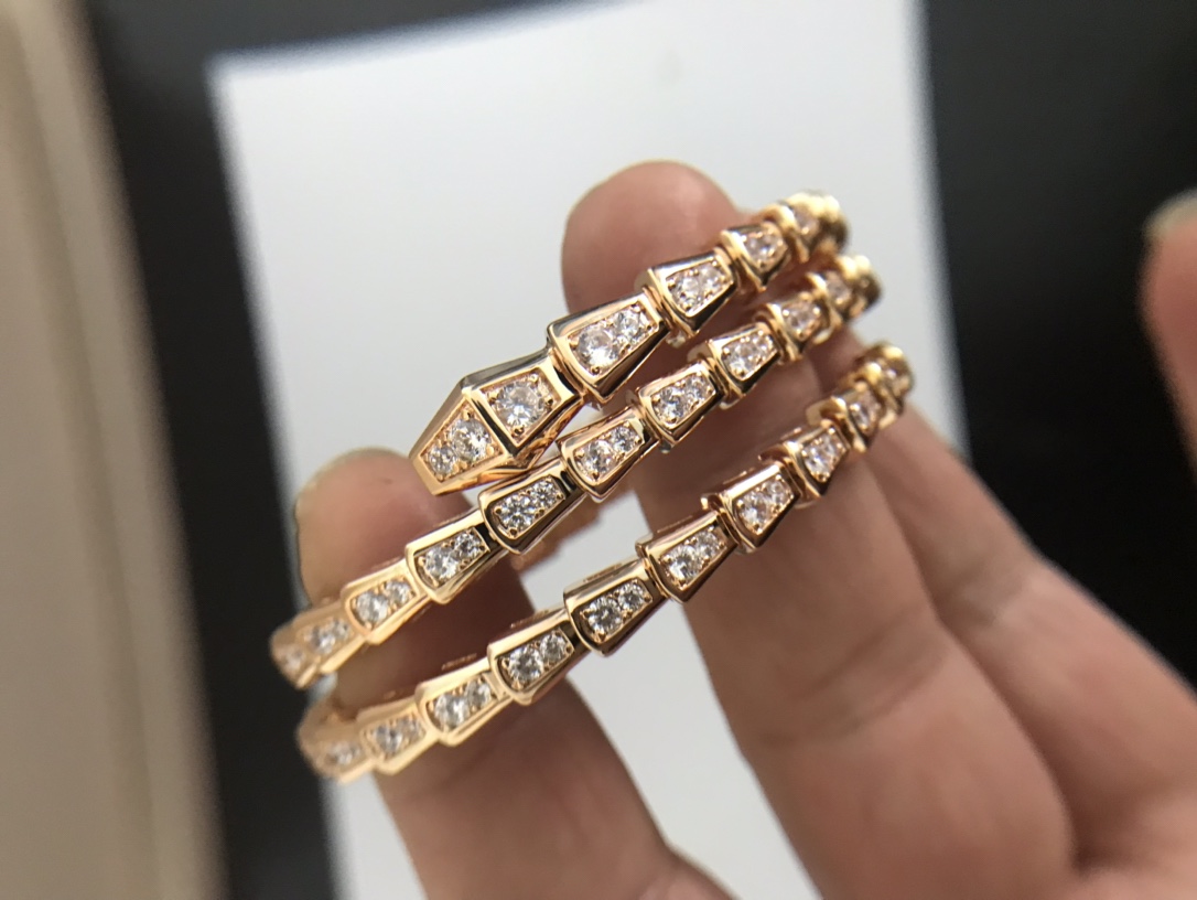 批发价💰260/cnc💰285
二圈半蛇手镯出货[庆祝]期待已久的好版本出货了 没有正品不开模[强][强][强]每一个细节都是同步原版最新细节‼️每一个配件都是纯手工组装‼️不是一体成型 1⃣️每一个小配件都是精工打磨抛光 非常的光亮 非常细腻 ‼️2⃣️钻石都是6A级别 跟真钻一个亮度‼️3⃣️我们做的形状是蛋形‼️‼️不是椭圆形 4⃣️颜色是柜台颜色 没有色差‼️香港电镀厂多次调试的颜色 5⃣️背面和旁边都是镂空设计 打磨和抛光 非常耗时 ‼️人工成本非常高  我们都是由10多年老师傅 抛光打磨 每一道工艺流程都严格把控  每一件珠宝都是他们的作品 佩戴时请小心呵护