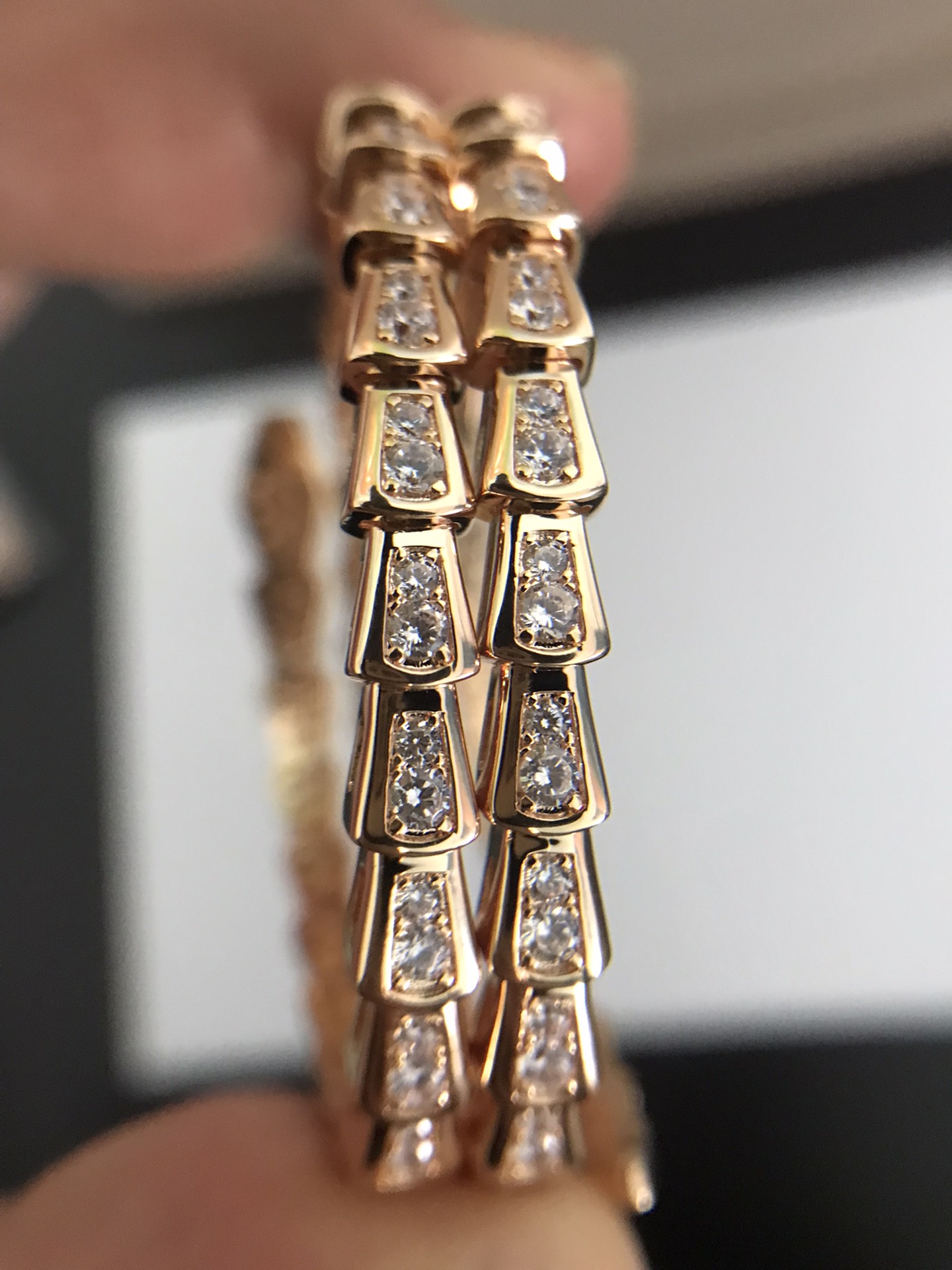 批发价💰260/cnc💰285
二圈半蛇手镯出货[庆祝]期待已久的好版本出货了 没有正品不开模[强][强][强]每一个细节都是同步原版最新细节‼️每一个配件都是纯手工组装‼️不是一体成型 1⃣️每一个小配件都是精工打磨抛光 非常的光亮 非常细腻 ‼️2⃣️钻石都是6A级别 跟真钻一个亮度‼️3⃣️我们做的形状是蛋形‼️‼️不是椭圆形 4⃣️颜色是柜台颜色 没有色差‼️香港电镀厂多次调试的颜色 5⃣️背面和旁边都是镂空设计 打磨和抛光 非常耗时 ‼️人工成本非常高  我们都是由10多年老师傅 抛光打磨 每一道工艺流程都严格把控  每一件珠宝都是他们的作品 佩戴时请小心呵护