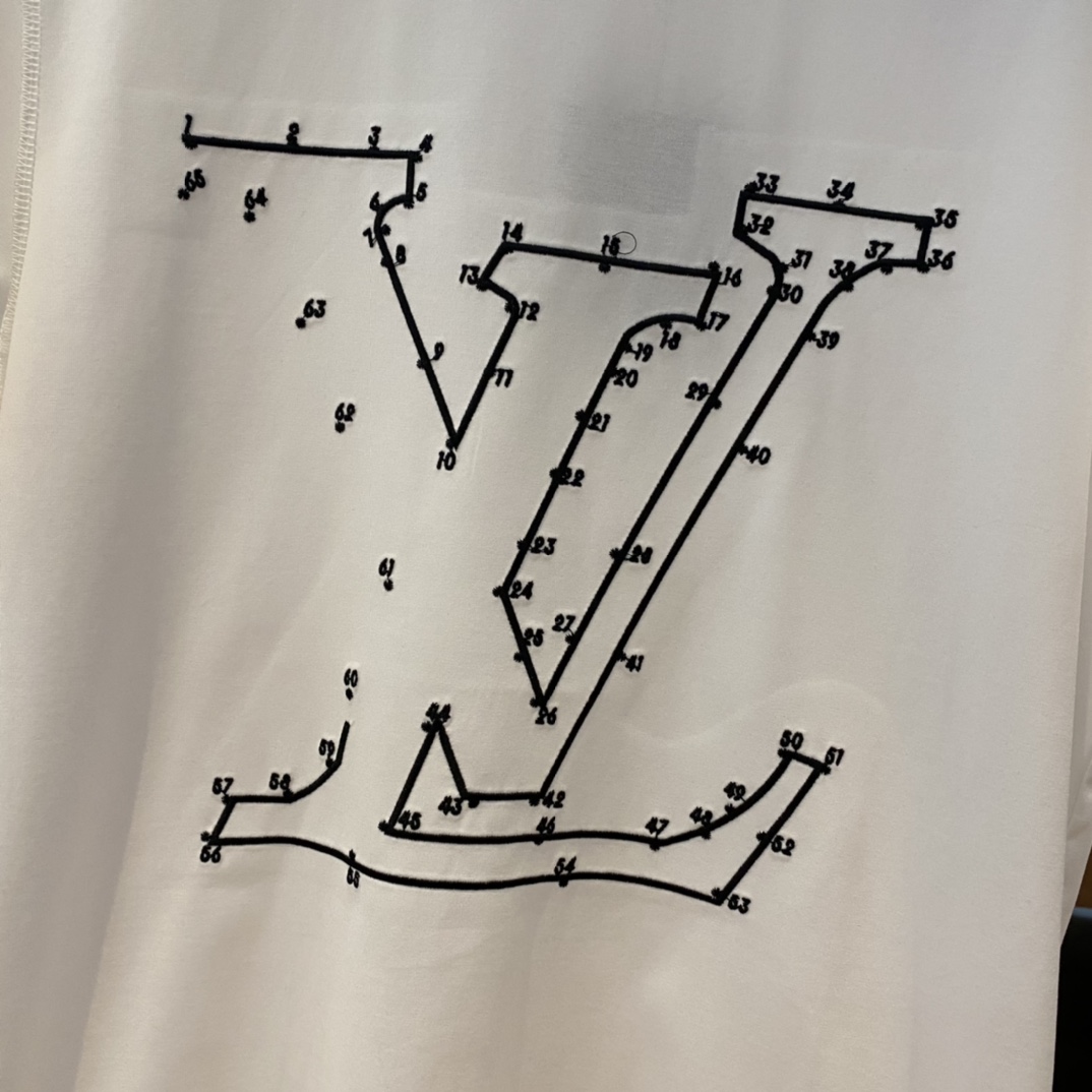 L*V男士品牌印花字母工艺刺绣徽标短袖T恤ZG同款字母印花精致徽标饰于圆领下方简约品牌字母整体图案简洁大