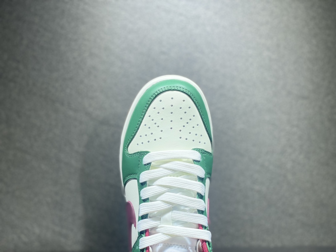 280 NIKE SB Dunk Low 休闲运动鞋 FB7160-161