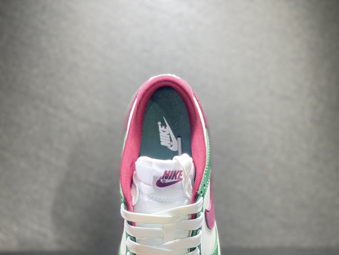 280 NIKE SB Dunk Low 休闲运动鞋 FB7160-161