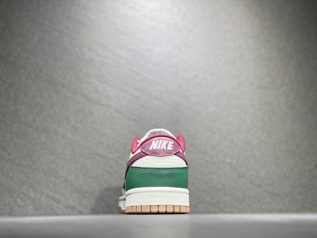 280 NIKE SB Dunk Low 休闲运动鞋 FB7160-161
