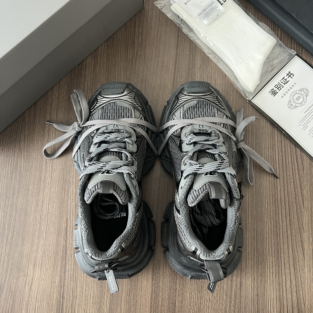 Balenciaga Balenciaga Phantom Sneaker 巴黎世家全新做旧十代粉色潮流跑鞋 在延续 Track Trainer 户外轮廓和复杂鞋面结构的同时