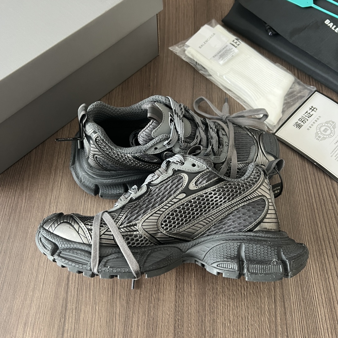 Balenciaga Balenciaga Phantom Sneaker 巴黎世家全新做旧十代粉色潮流跑鞋 在延续 Track Trainer 户外轮廓和复杂鞋面结构的同时