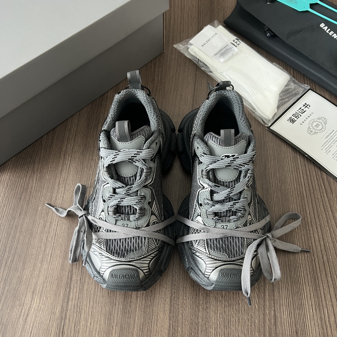 Balenciaga Balenciaga Phantom Sneaker 巴黎世家全新做旧十代粉色潮流跑鞋 在延续 Track Trainer 户外轮廓和复杂鞋面结构的同时