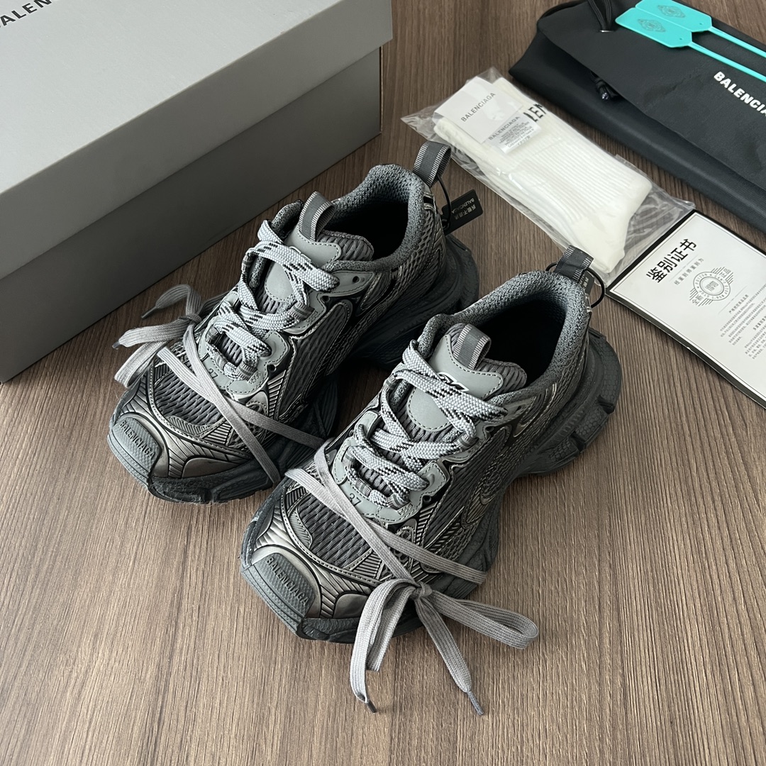 Balenciaga Balenciaga Phantom Sneaker 巴黎世家全新做旧十代粉色潮流跑鞋 在延续 Track Trainer 户外轮廓和复杂鞋面结构的同时