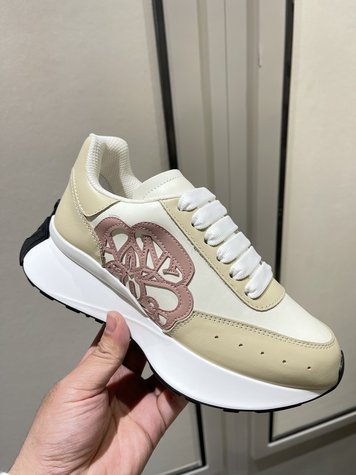 NO:616185,Electric embroidery, men's size, the latest thick-soled white shoes with letters, high quality!  The top purchase version of the fabric and leather is the correct and the best leather in our store - top environmentally friendly leather (not imitation fake environmentally friendly leather in the market) outsole (the outsole is the final correct version). After a long time of waiting for the correct outsole, all the ones on the market in the early stage are incorrect. The lining is environmentally friendly imported fine mesh calfskin feet [does not delaminate and does not fade] ss Alexande* McQUEE*  Sizes for women are 34-41 (34.40.41), non-refundable, men’s sizes are 38-45 (customized at 38.45), casual shoes/sports shoes, sneakers, cowhide19860909电绣花 男码 最新厚底字母小白鞋 高货！顶级代购版本 面料皮料认准我家正确最优等皮料-顶级环保皮（非市场仿冒假环保皮） 大底（大底是最终正确版）,等待正确大底经过漫长时间,前期市面出的一律都是不正确的. 内里环保进口细网布 小牛皮垫脚【不脱层不褪色】 ss Alexande* McQUEE* 码数女款34-41（34.40.41）订做不退换 男款38-45（38.45定做）,休闲鞋/运动鞋,sneakers,cowhide,Women's Shoes