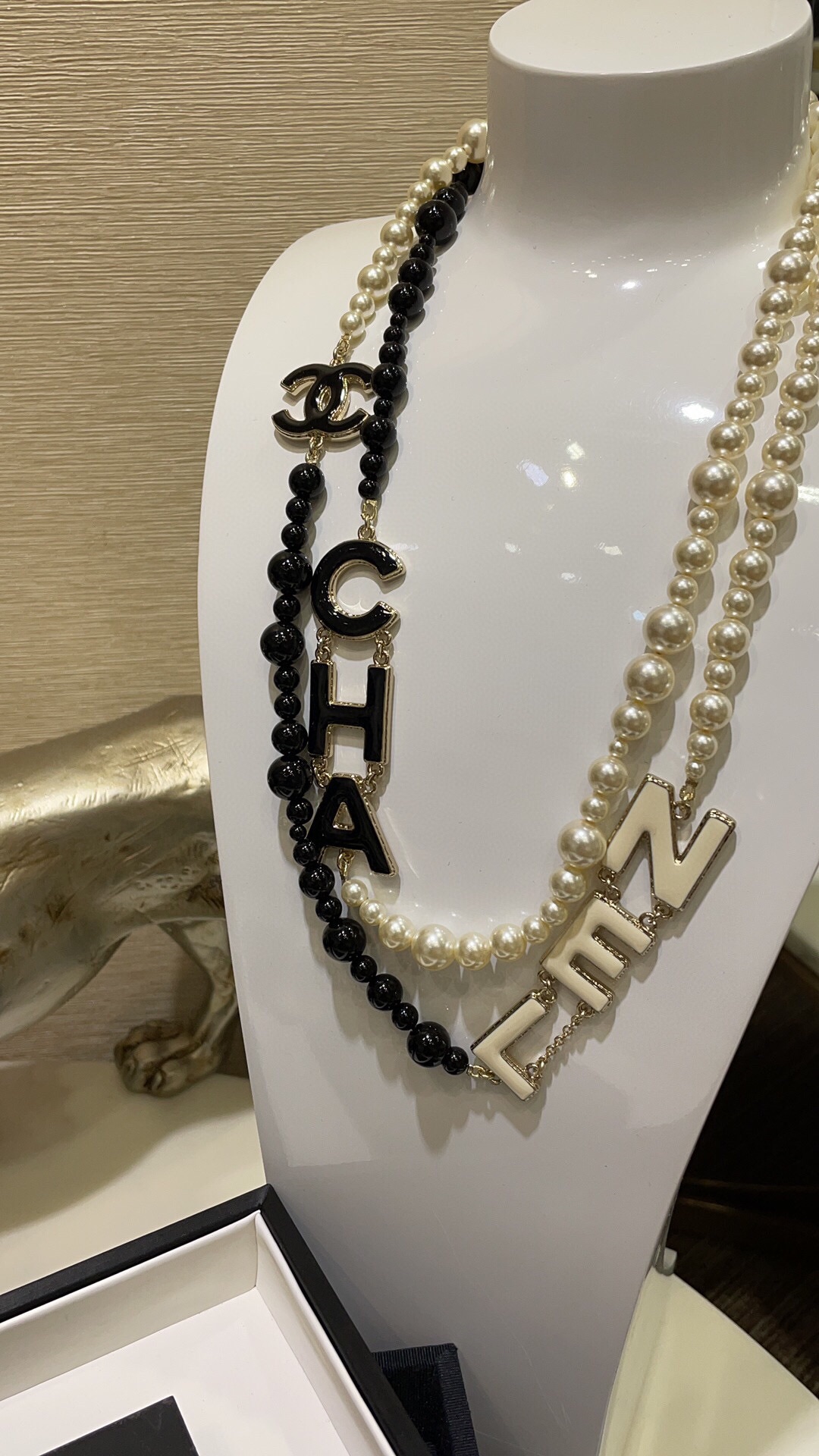 Chanel 22A新款黑白配色珐琅字母珍珠双C拼色珍珠毛衣链