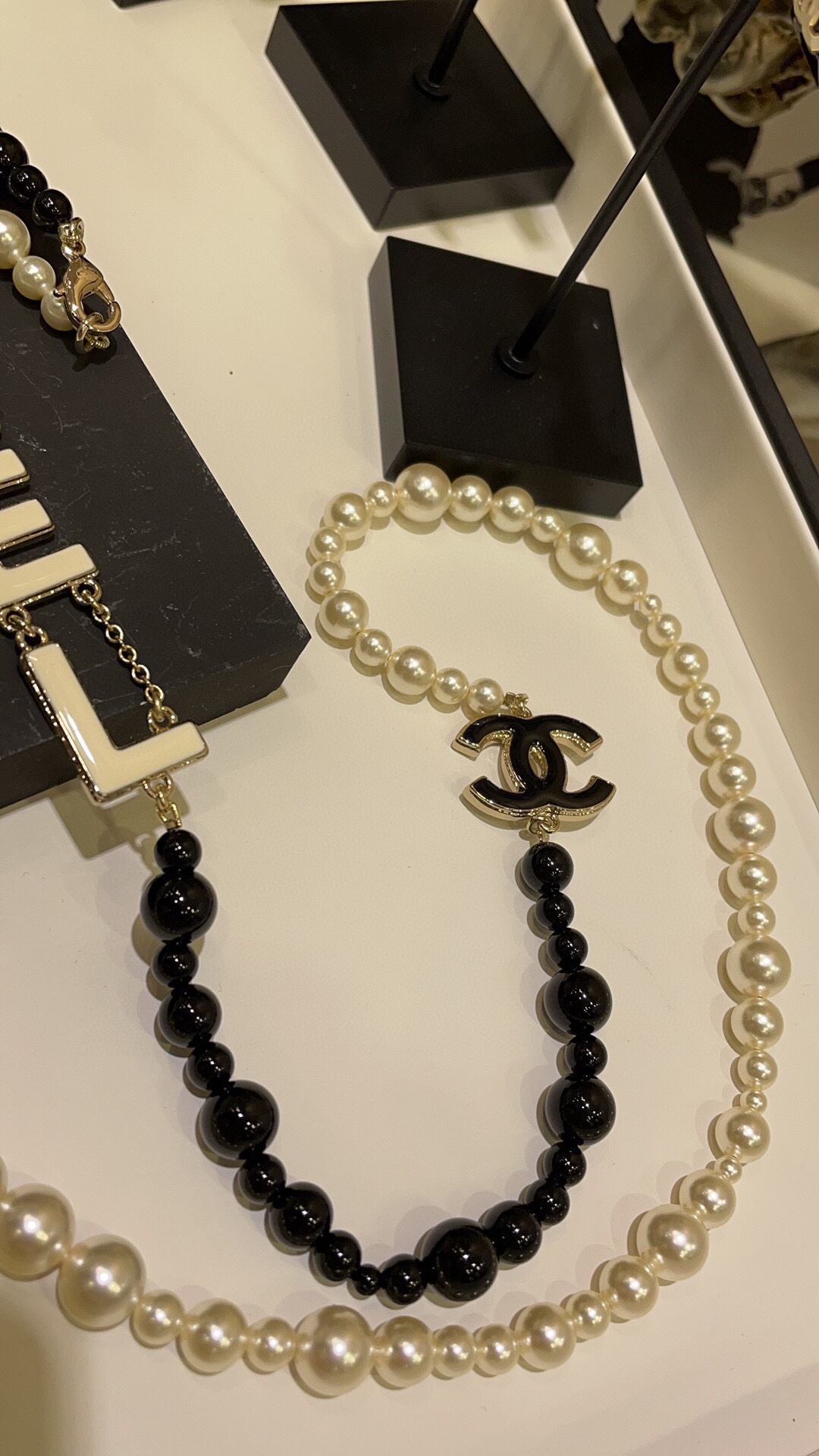 Chanel 22A新款黑白配色珐琅字母珍珠双C拼色珍珠毛衣链
