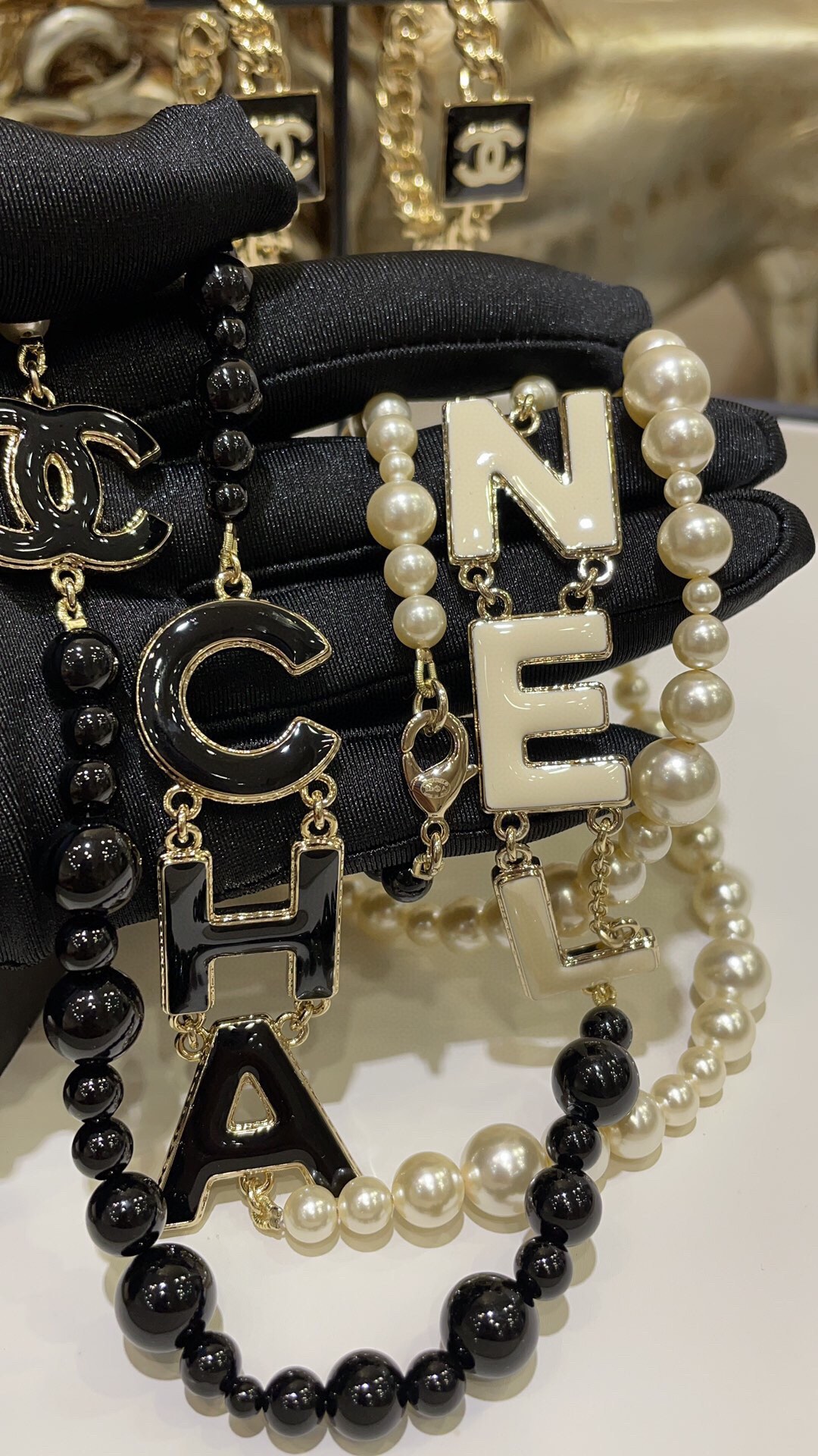Chanel 22A新款黑白配色珐琅字母珍珠双C拼色珍珠毛衣链