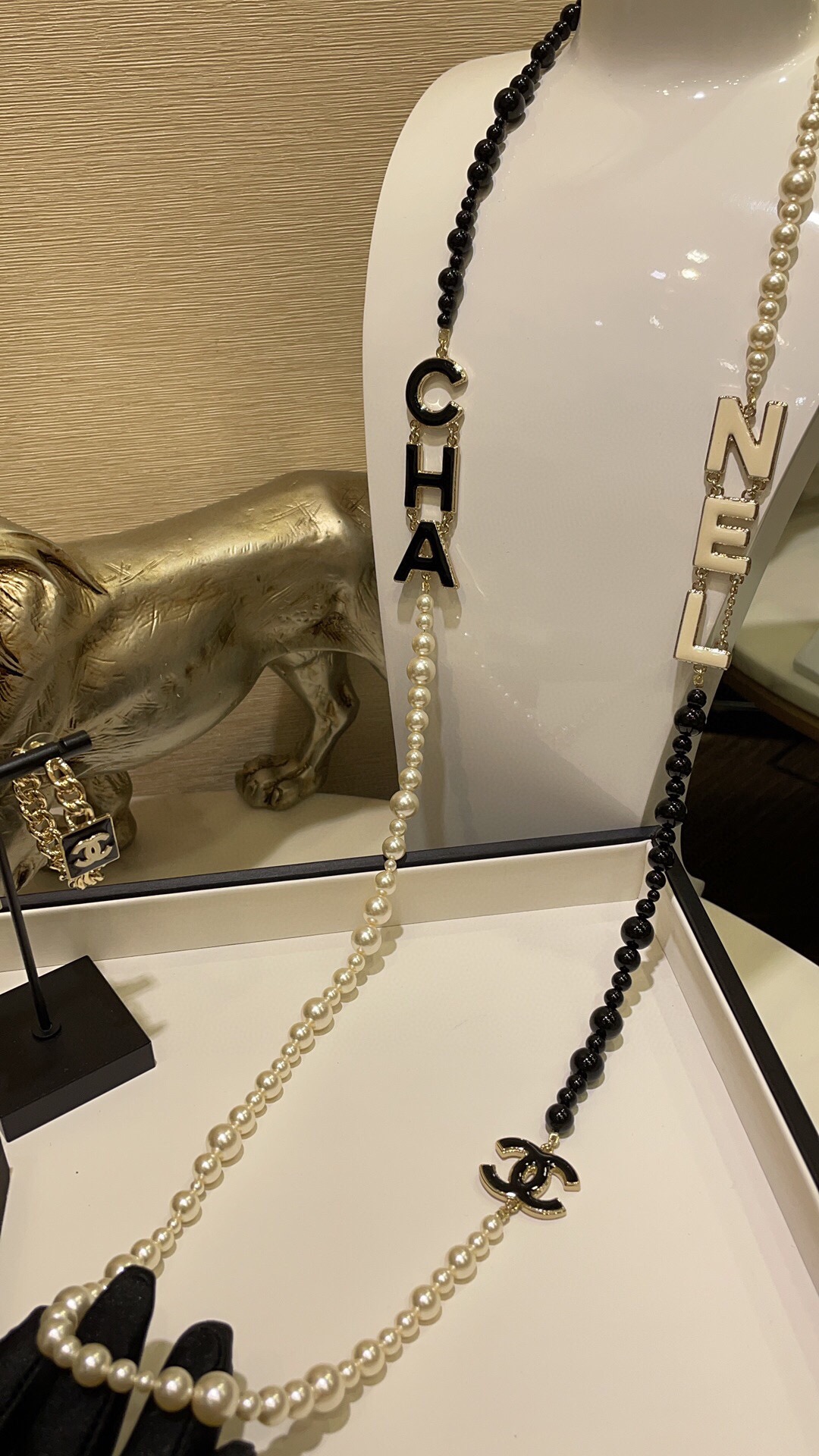 Chanel 22A新款黑白配色珐琅字母珍珠双C拼色珍珠毛衣链