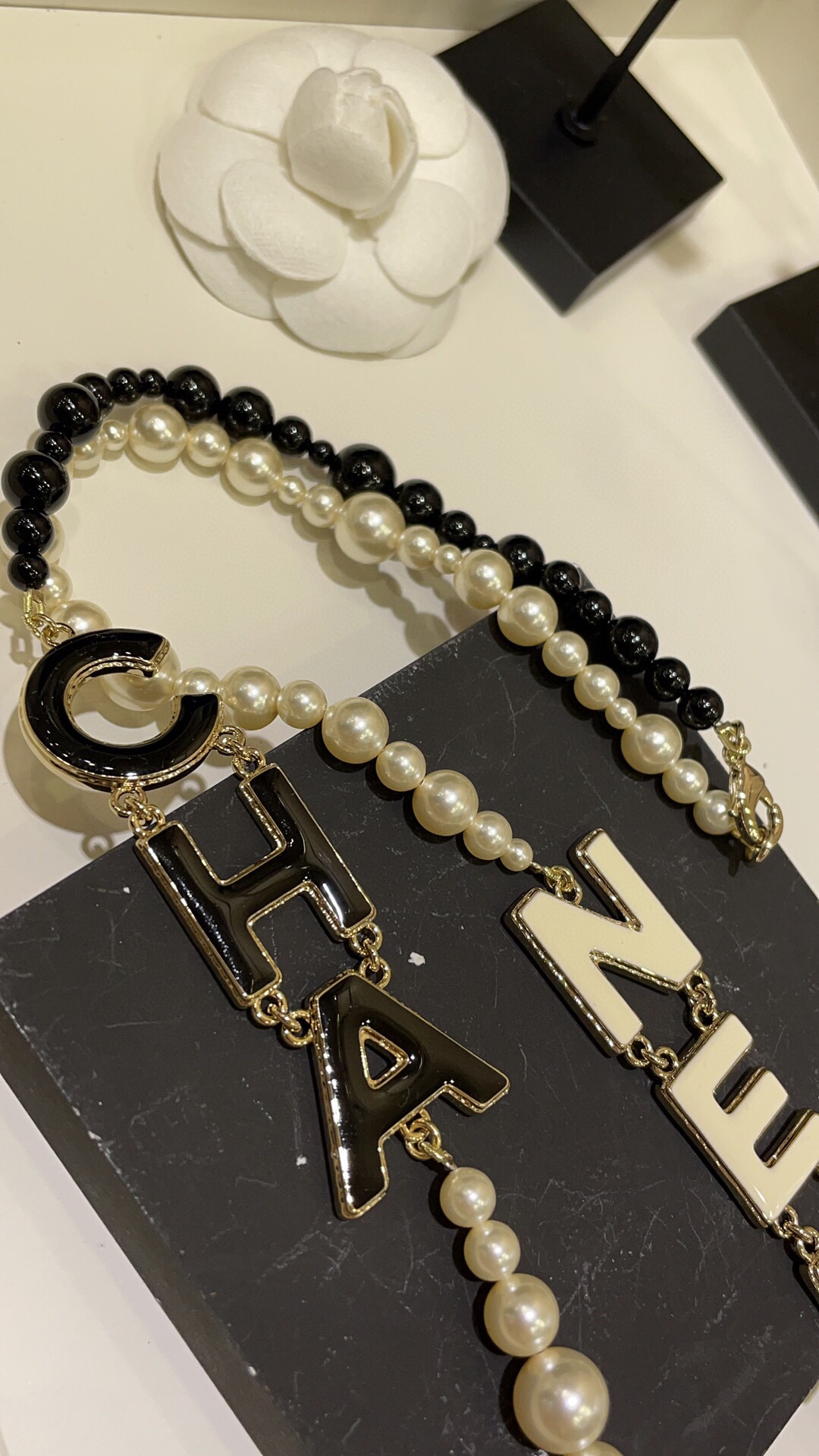 Chanel 22A新款黑白配色珐琅字母珍珠双C拼色珍珠毛衣链