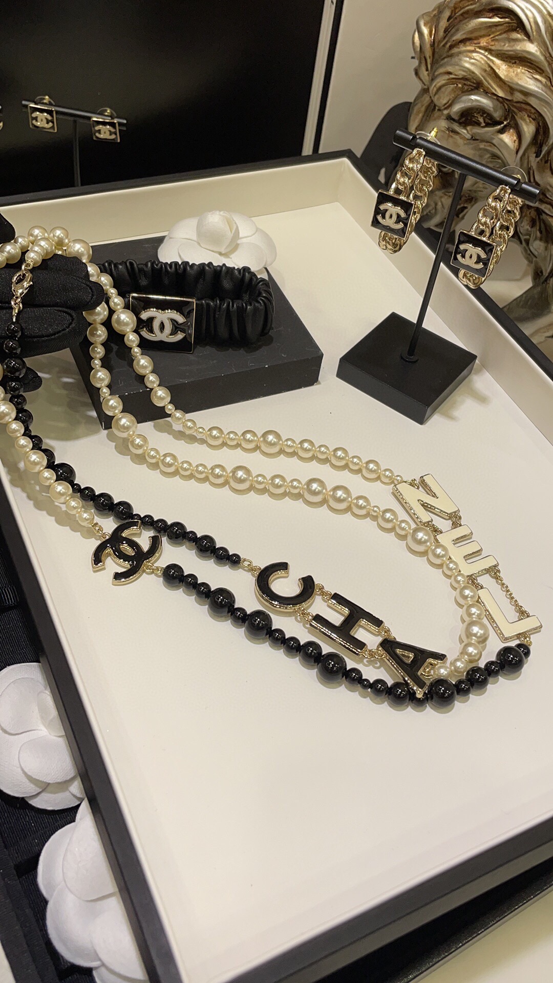 Chanel 22A新款黑白配色珐琅字母珍珠双C拼色珍珠毛衣链