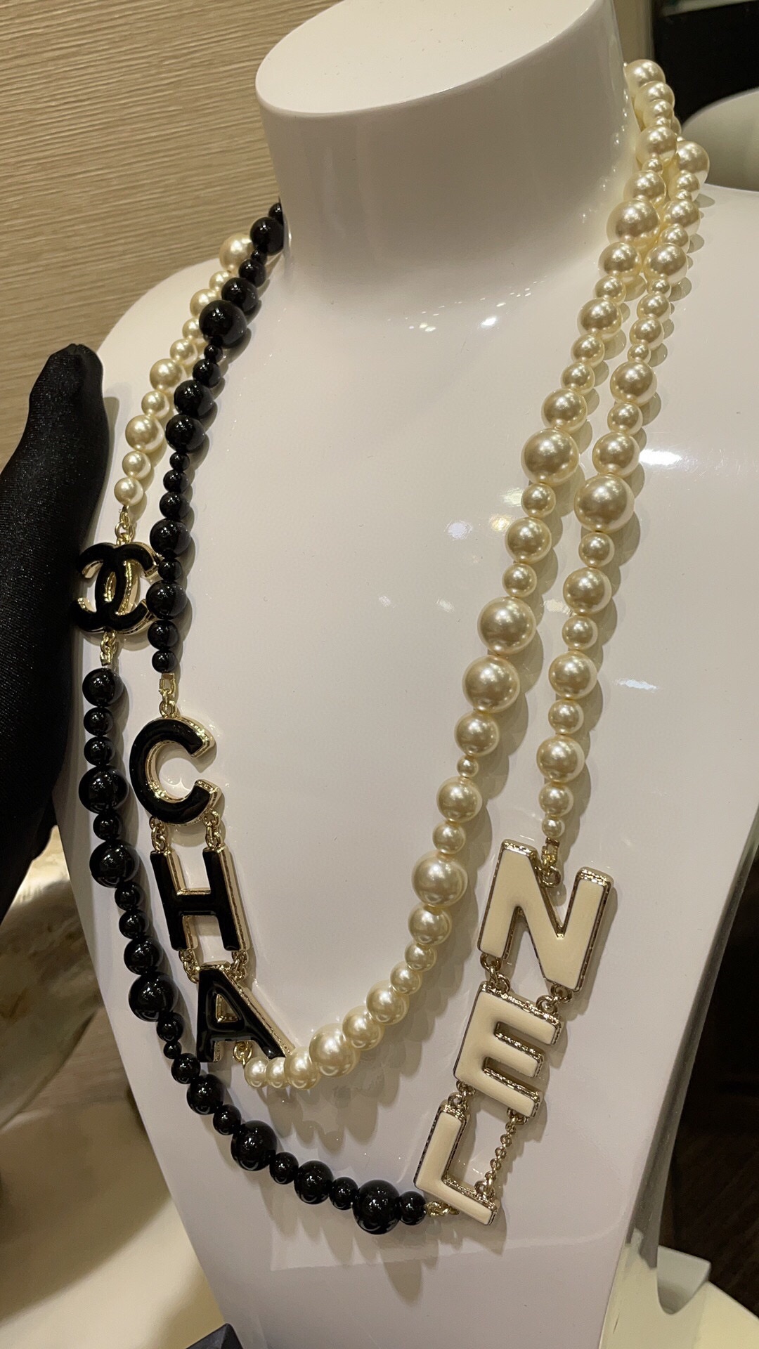 Chanel 22A新款黑白配色珐琅字母珍珠双C拼色珍珠毛衣链