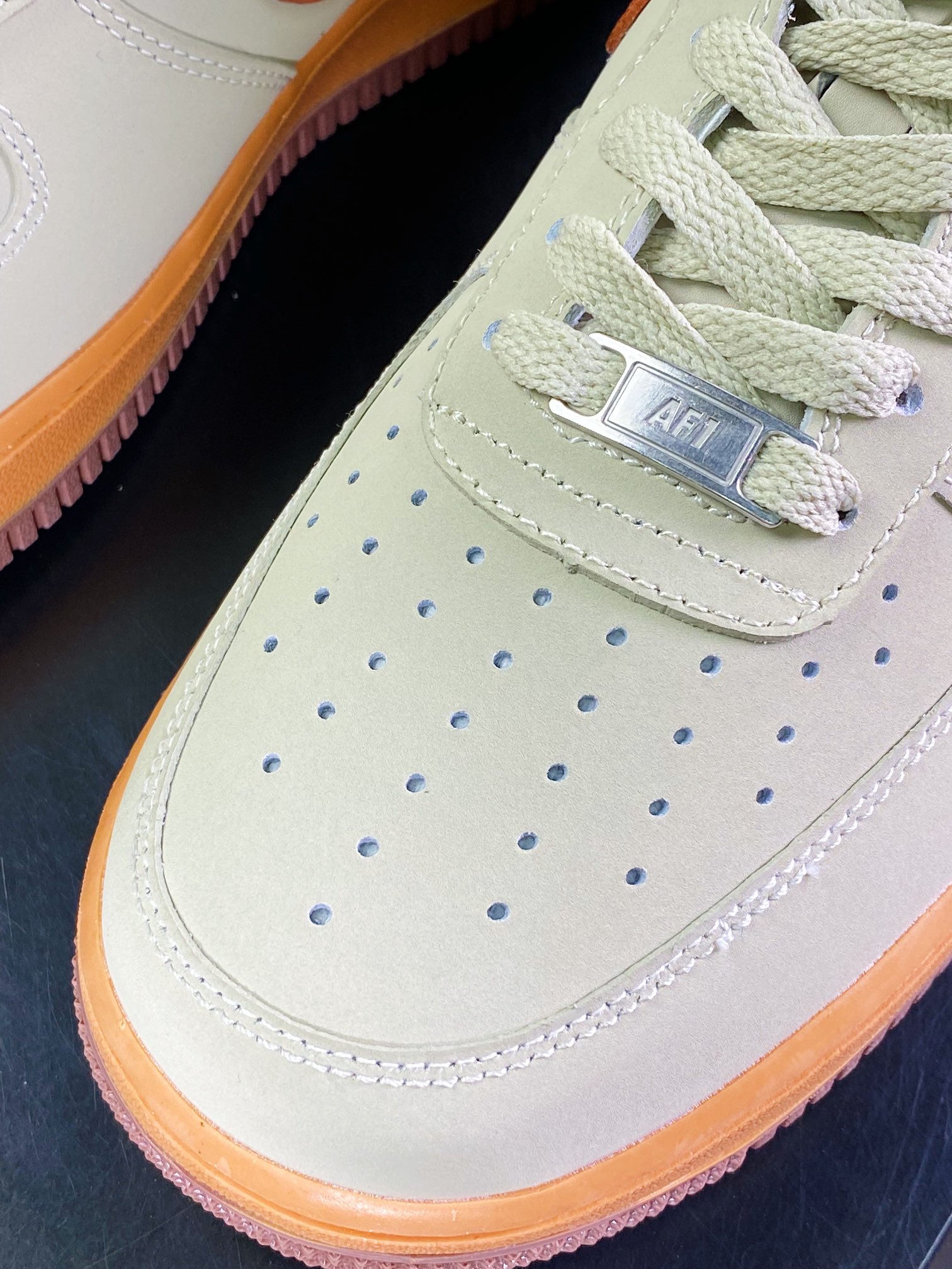 220  Air Force 1 07 LV8”Sand Grey/Orange Gold LV”空军一号板鞋“皮革沙灰橘橙LV印花”315122-001