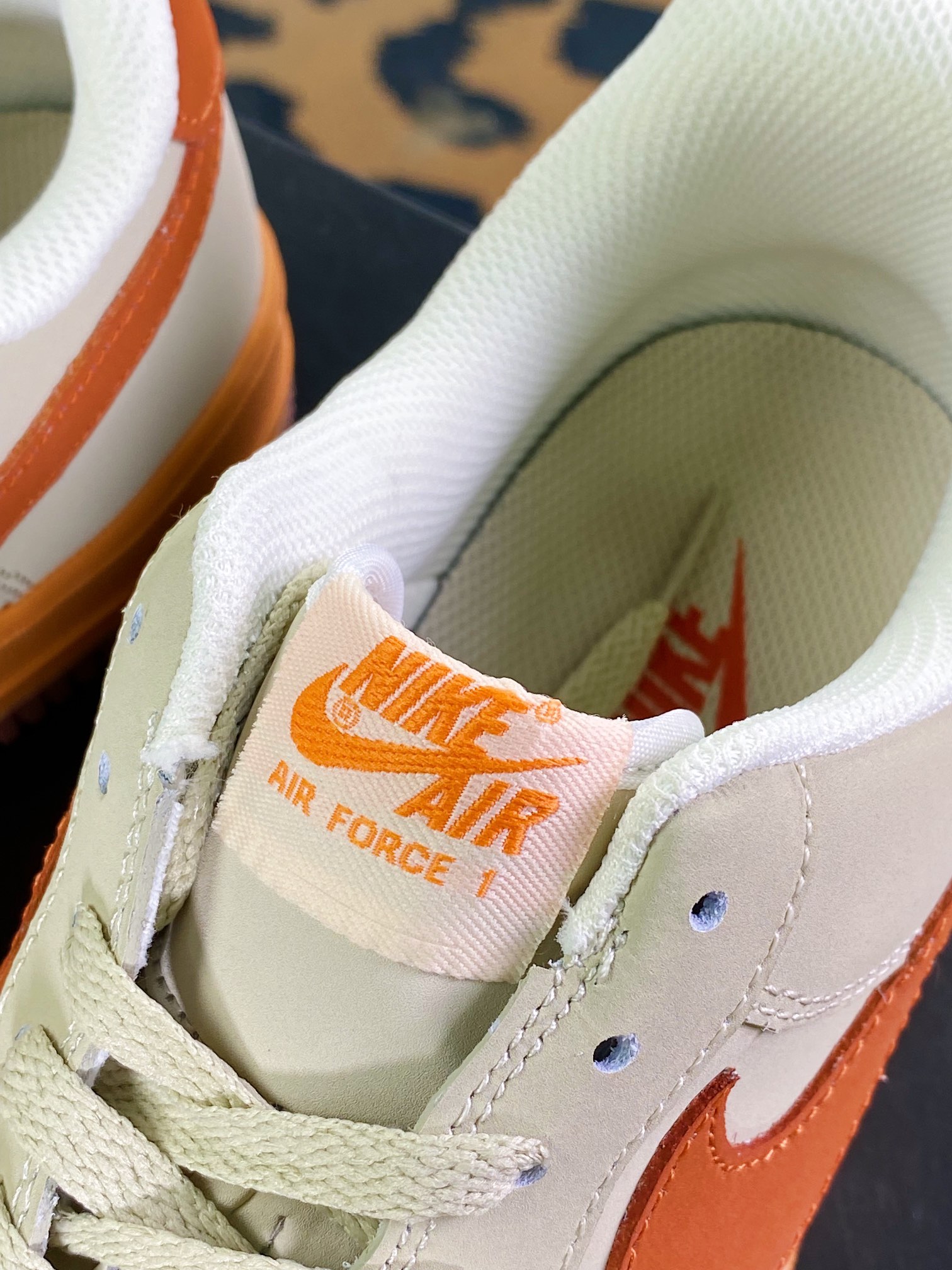 220  Air Force 1 07 LV8”Sand Grey/Orange Gold LV”空军一号板鞋“皮革沙灰橘橙LV印花”315122-001