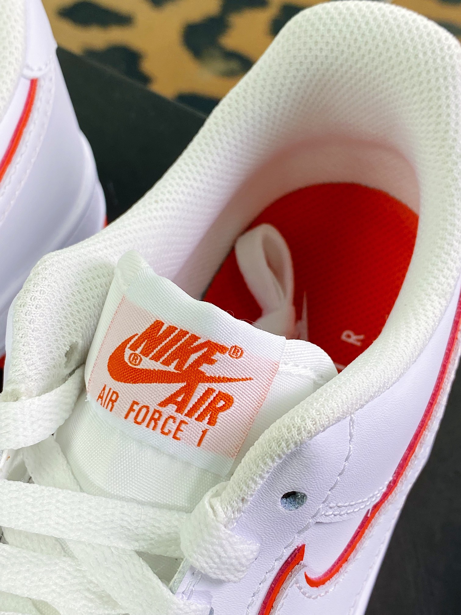 200 Air Force 1’07 Low LX”White/UNC”空军一号经典低帮百板鞋“皮革白红叠钩”DV0788-102