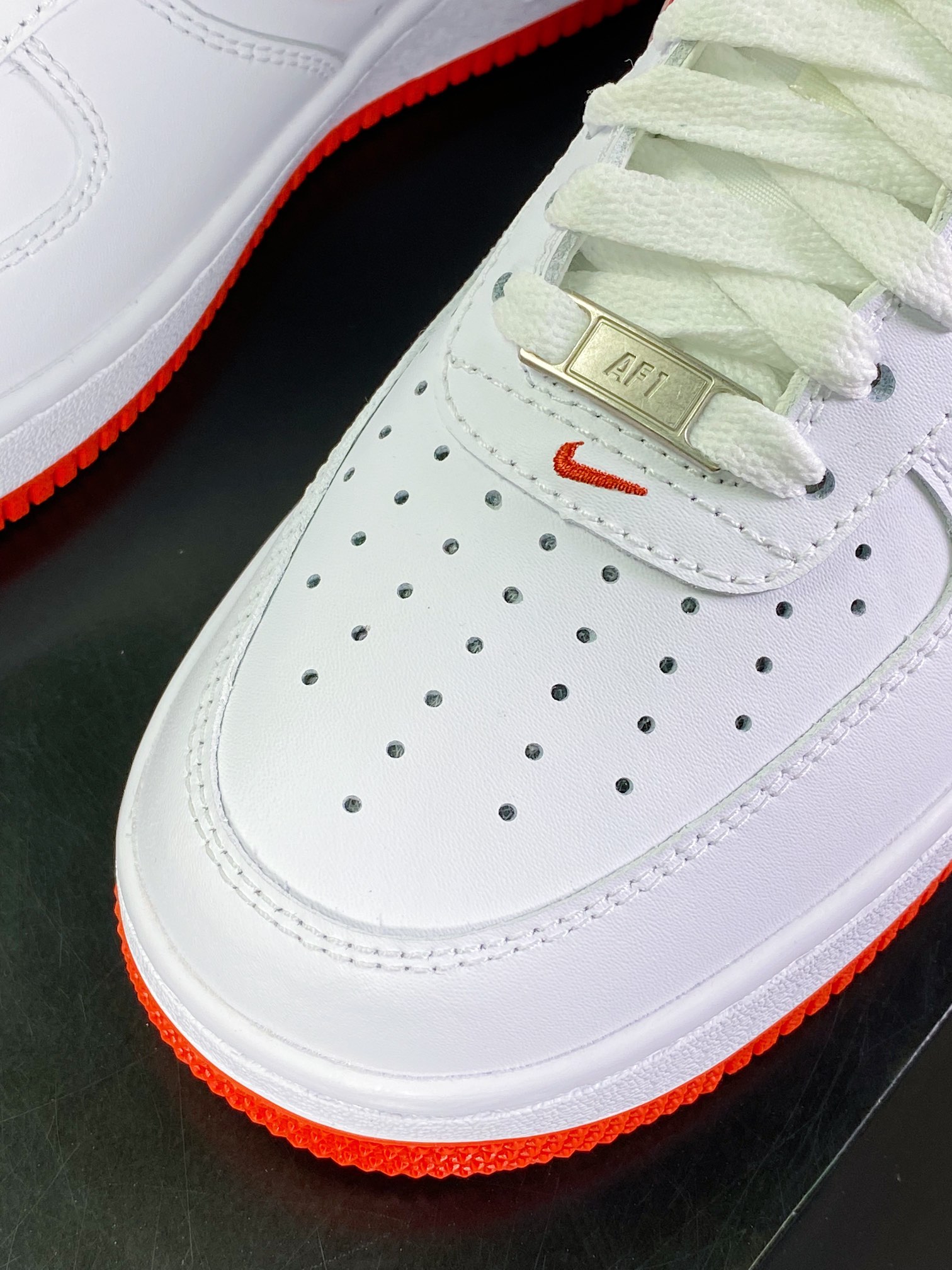 200 Air Force 1’07 Low LX”White/UNC”空军一号经典低帮百板鞋“皮革白红叠钩”DV0788-102