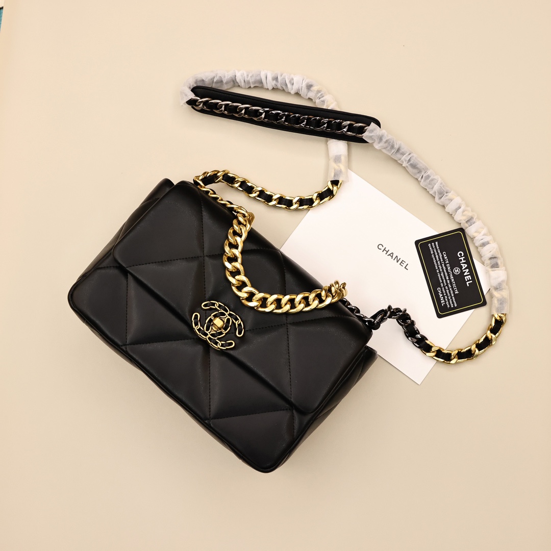 香奈儿大菱格口盖包💰240 不愧是年度包王,柔软的包身,加大的菱格纹,还有加粗的双金属链条,有一种潇洒率性劲儿,也因此受到好多女孩的喜爱,容量大又轻盈,各种百搭。 规格:25*18*9cm